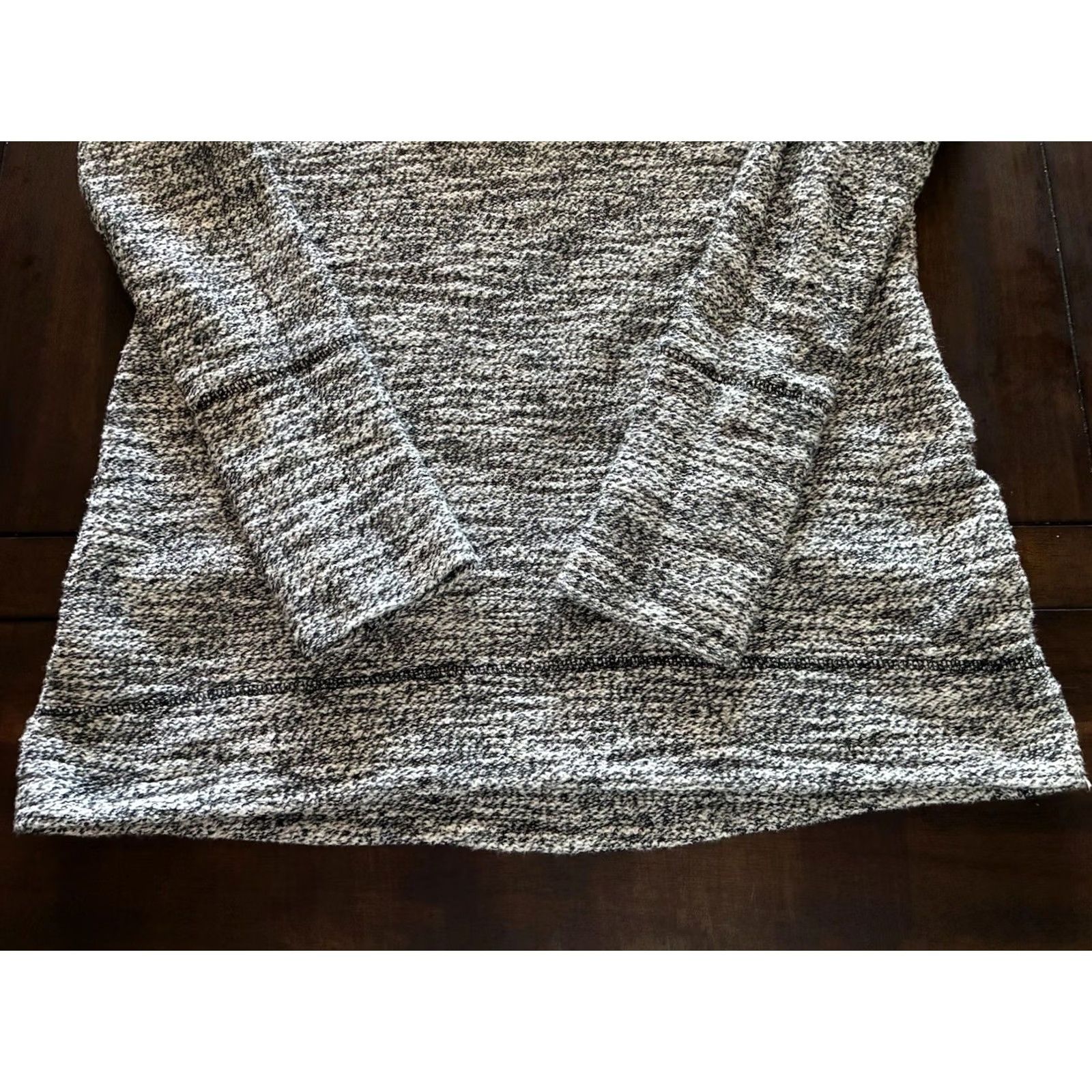Athleta Athleta Long Sleeve Turtleneck Top Womens M Gray Casual Activewear Shirt Size M / US 6-8 / IT 42-44 - 2 Thumbnail