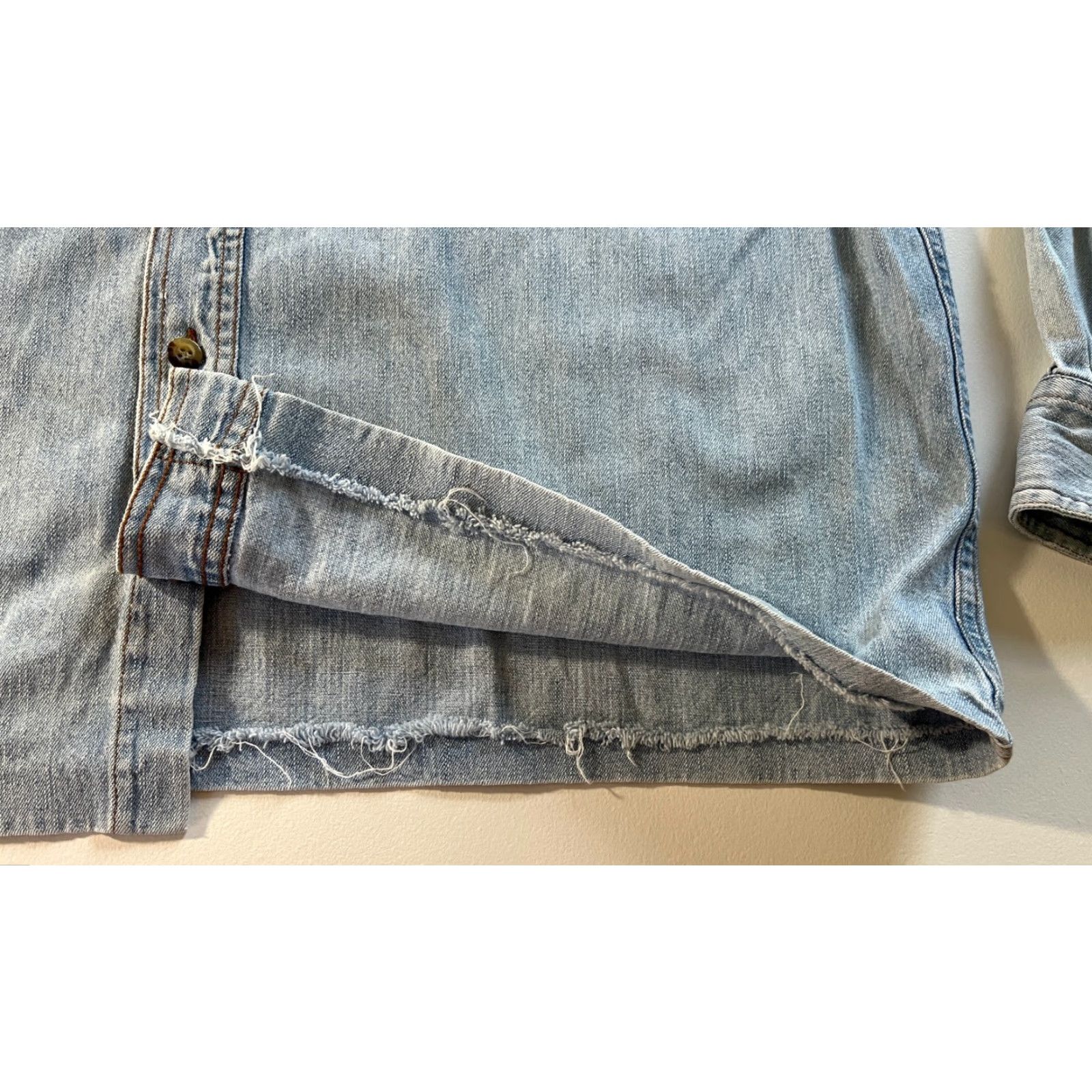 Guess VINTAGE Guess Denim Shirt Mens Button-Up LS 90s Americana Size L Blue Cotton Embroidered Pockets Size US L / EU 52-54 / 3 - 6 Thumbnail