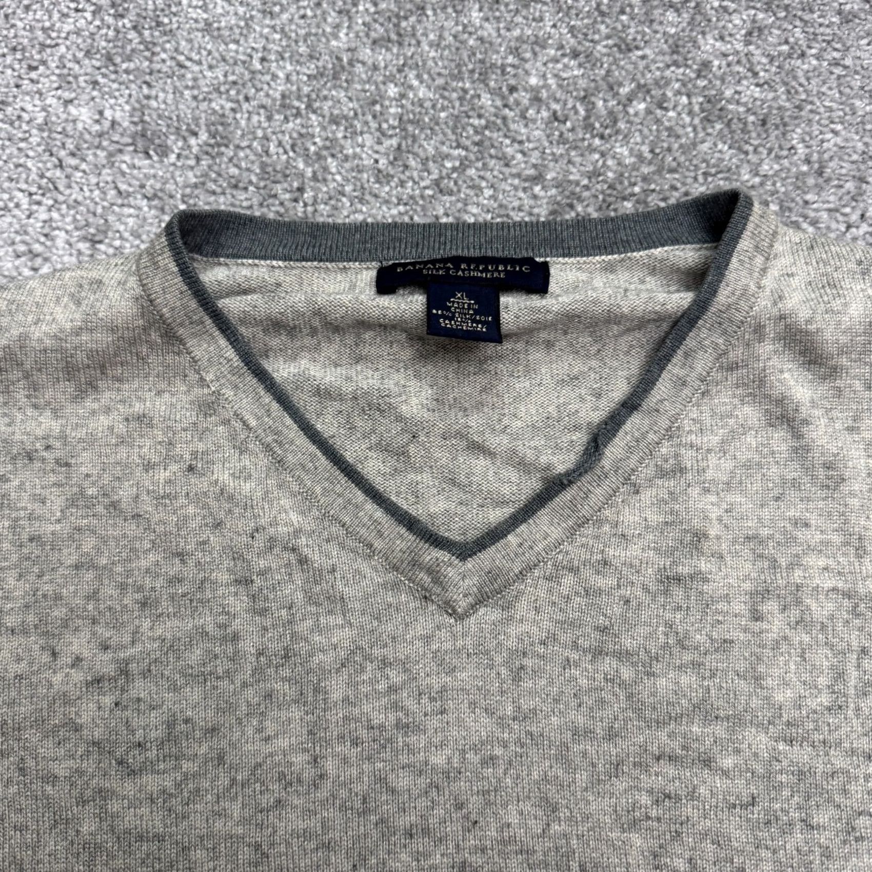 Vintage VINTAGE Banana Republic Cashmere Silk V-neck Pullover Sweater Mens XL Gray Knit Size US XL / EU 56 / 4 - 3 Thumbnail