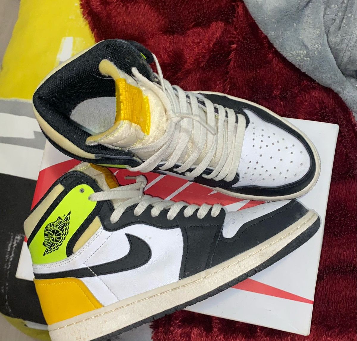 Jordan Brand Jordan 1 high og volts Size US 8 / EU 41 - 2 Thumbnail