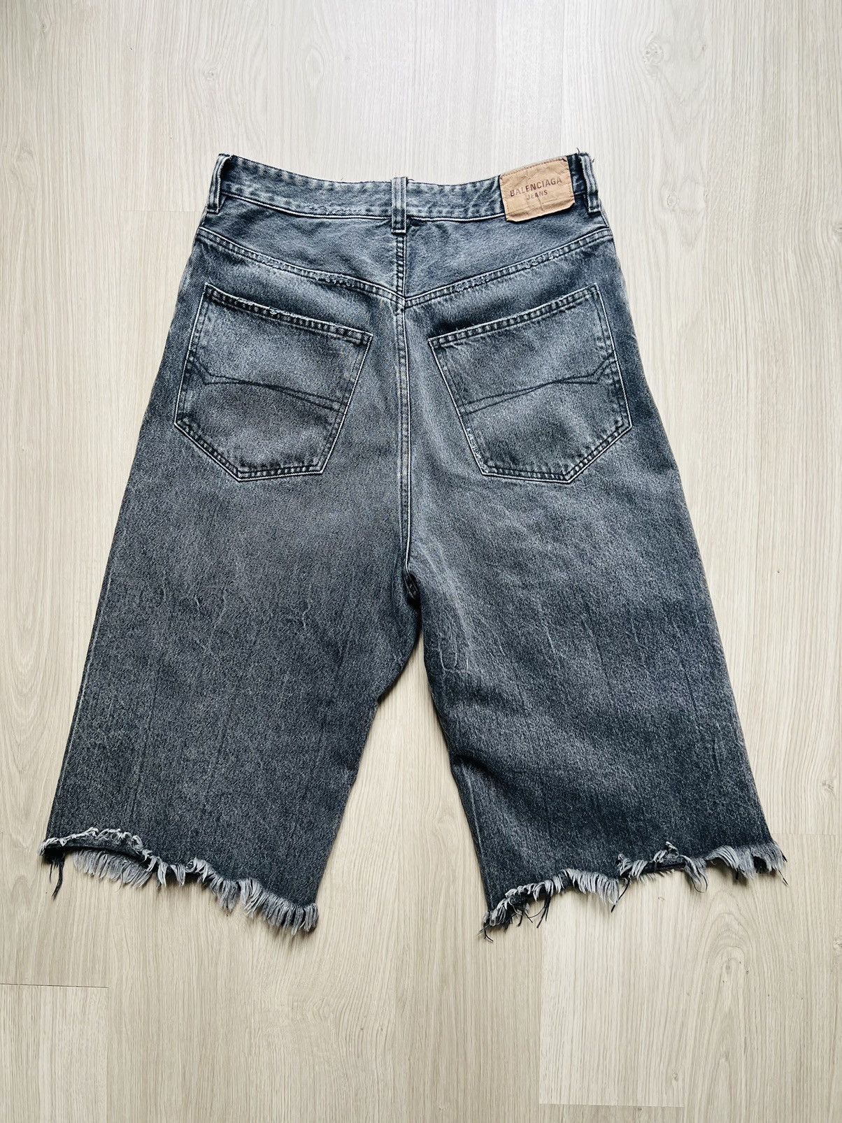 Balenciaga Balenciaga grey wide shorts with worn effect SIZE S Size US 31 - 2 Thumbnail