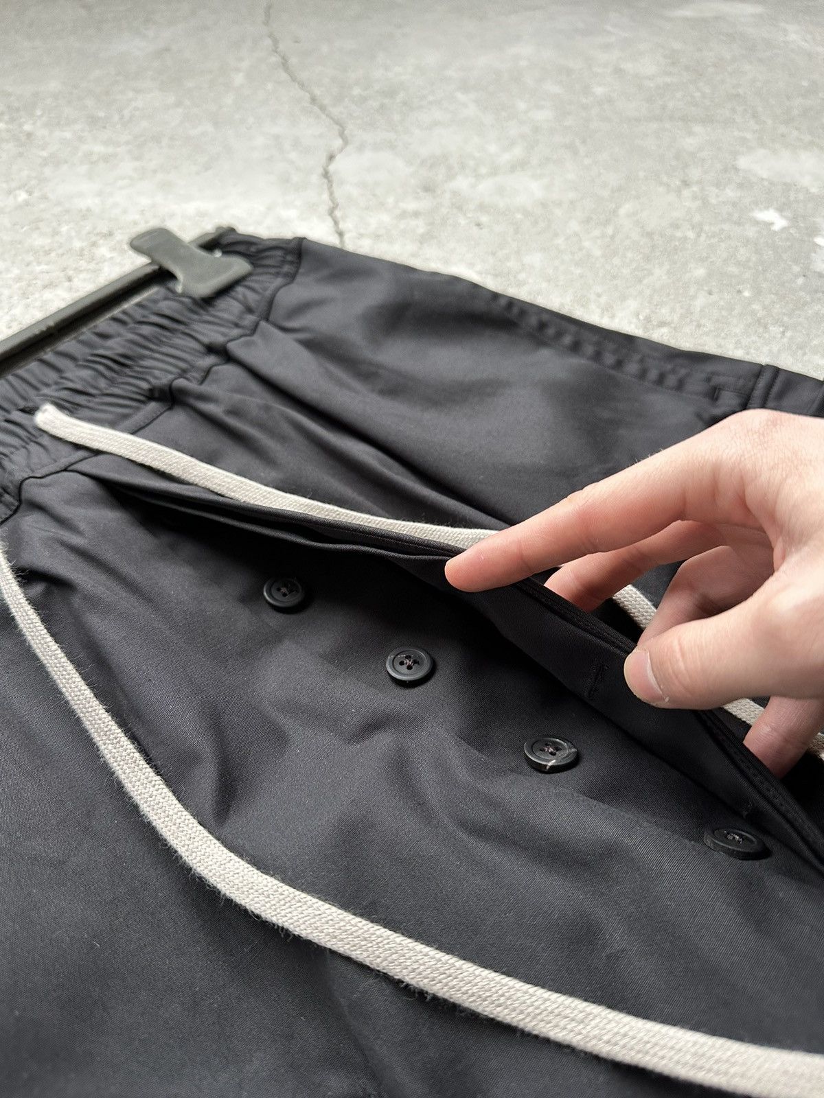 Rick Owens RARE SIZE RICK OWENS CARGO SHORTS Size US 28 / EU 44 - 8 Thumbnail