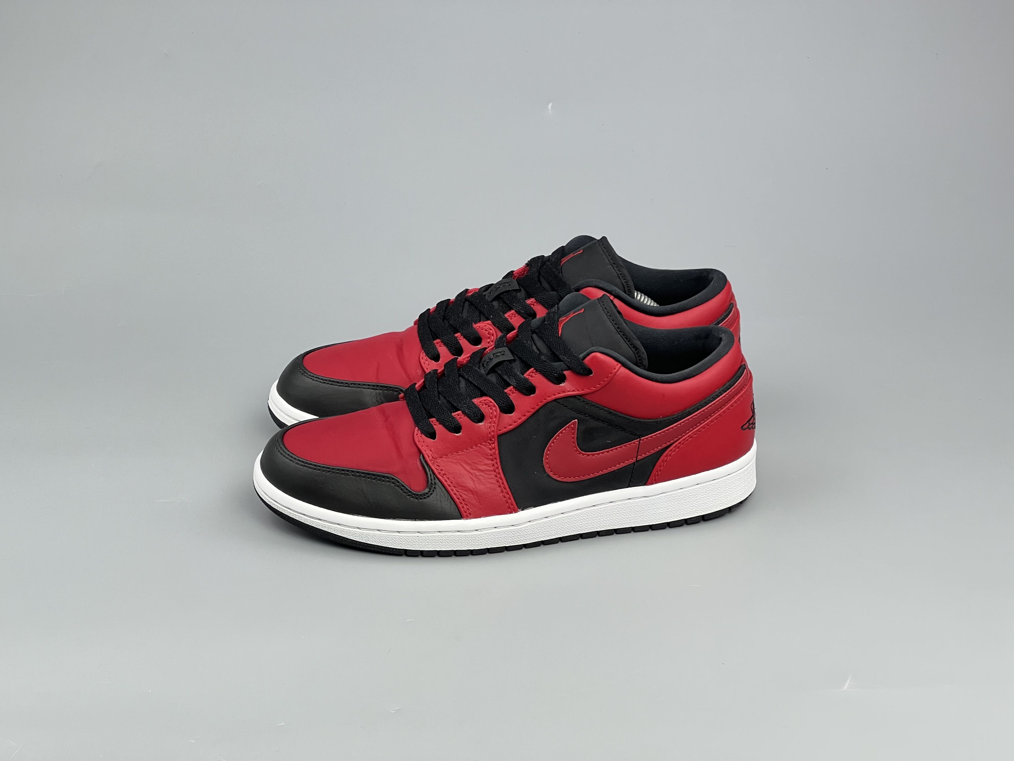Jordan Brand 2014 Nike Air Jordan 1 Retro Low Bred Black Red Sneakers 9.5 Size US 9.5 / EU 42-43 - 2 Thumbnail