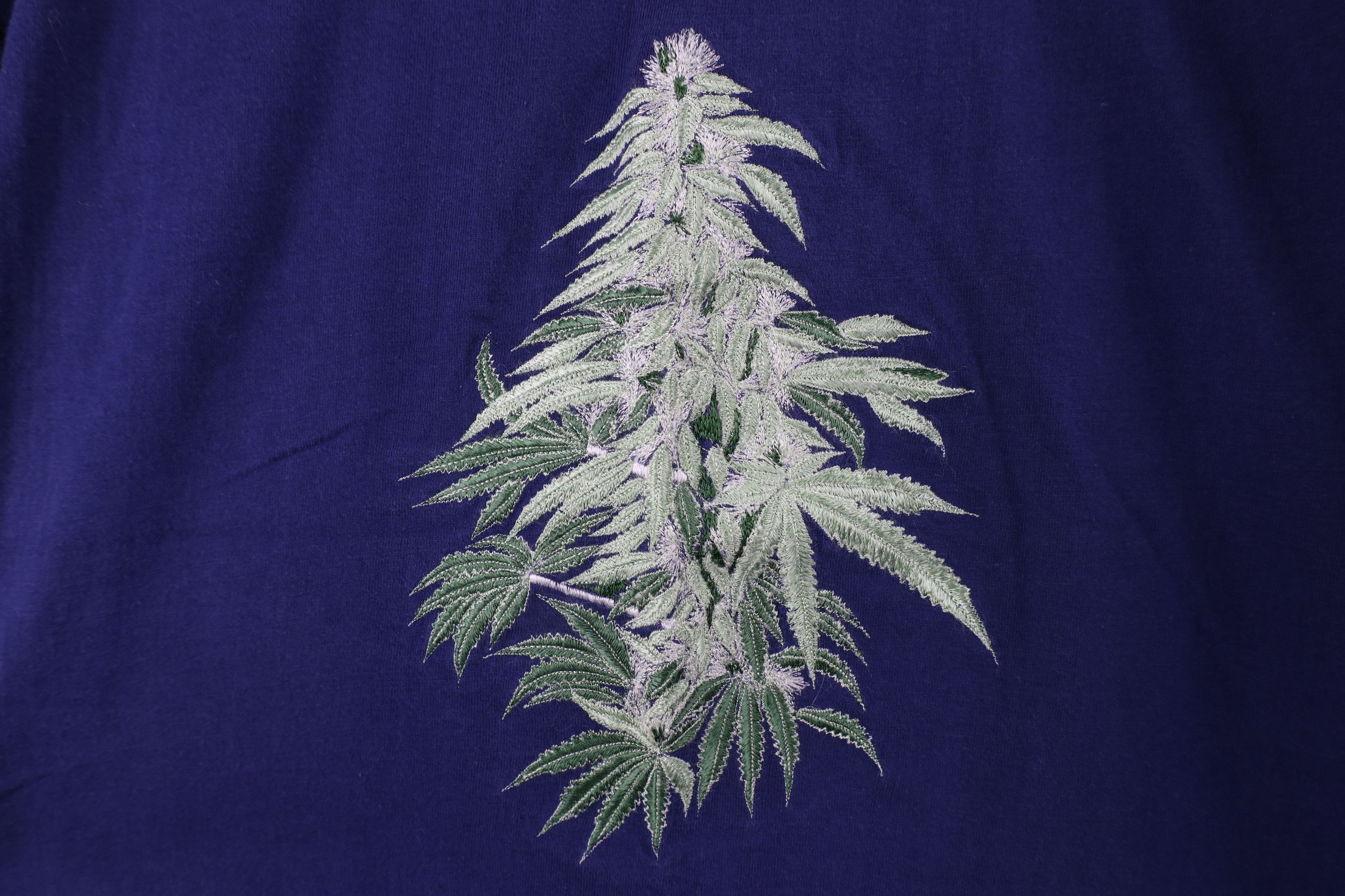 Vintage Vintage 90s Streetwear Cannabis Marijuana Plant T-Shirt Blue Size US L / EU 52-54 / 3 - 4 Thumbnail
