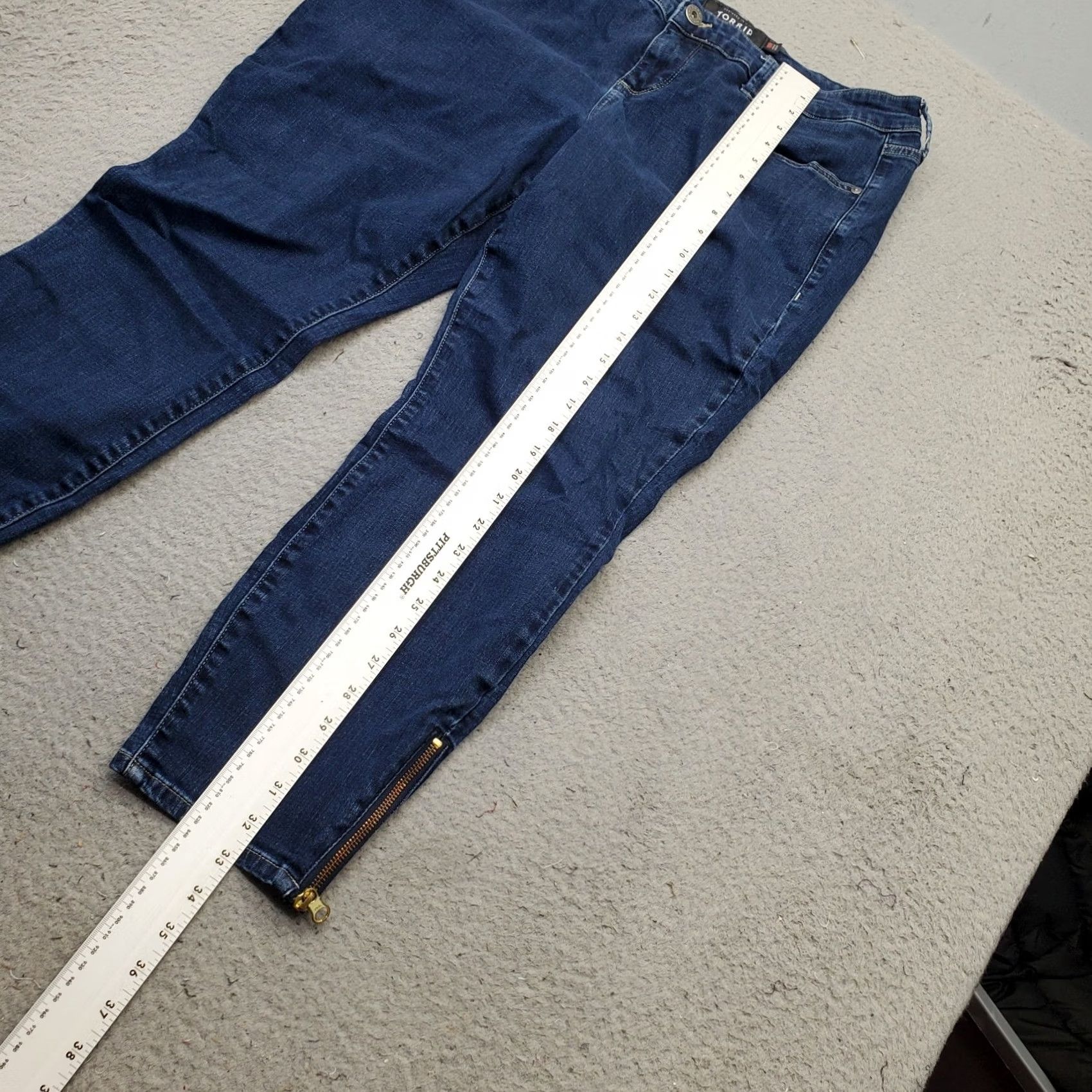 Torrid Torrid Premium Jeans Women 18R Blue Denim Medium Wash Ankle Zip Tapered Leg Jeans Size 40" / US 18 - 4 Thumbnail