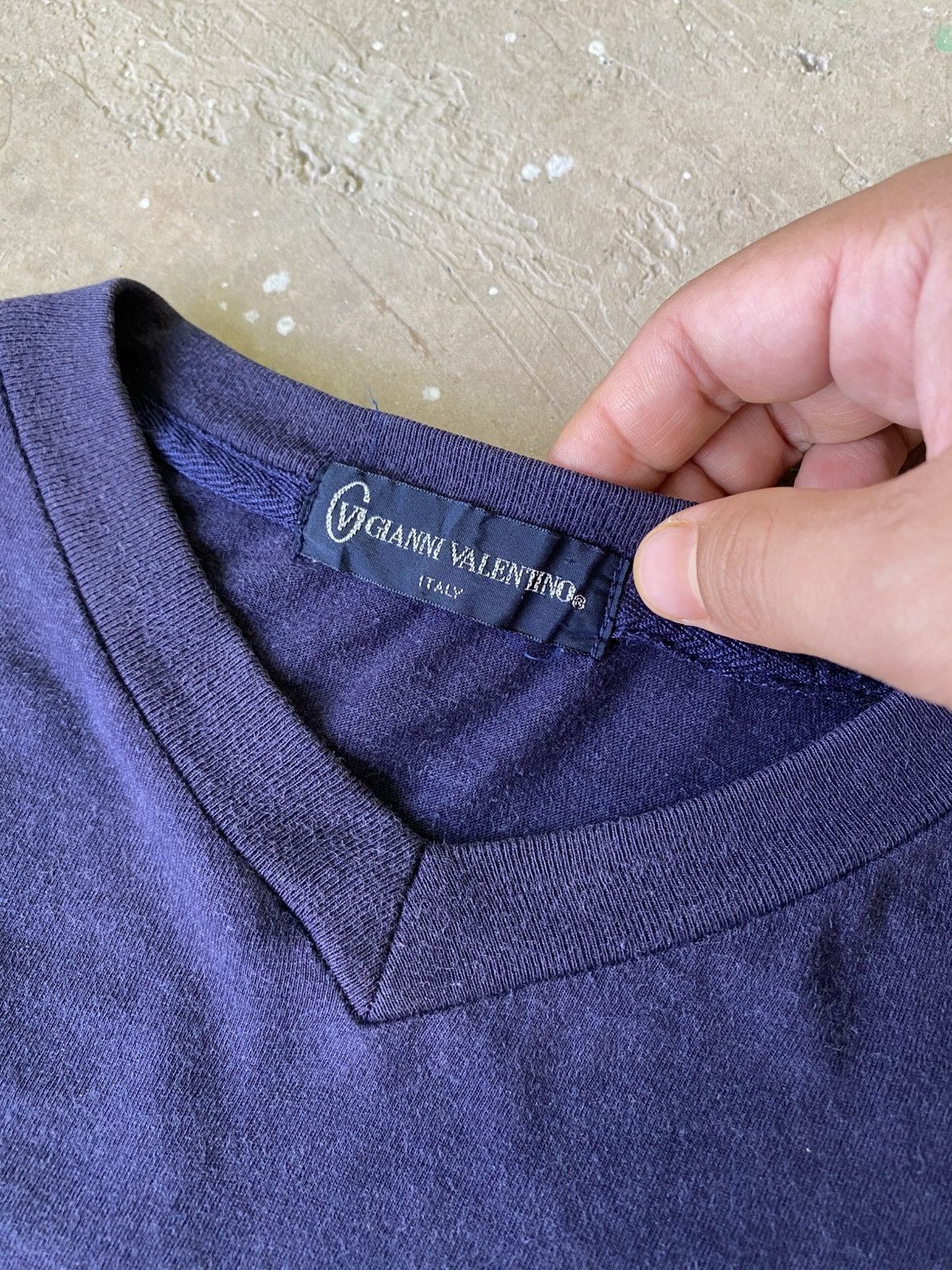 Gianni Valentino Vintage Gianni Valentino Navy Tape Pocket V Neck Tee Size US S / EU 44-46 / 1 - 6 Thumbnail