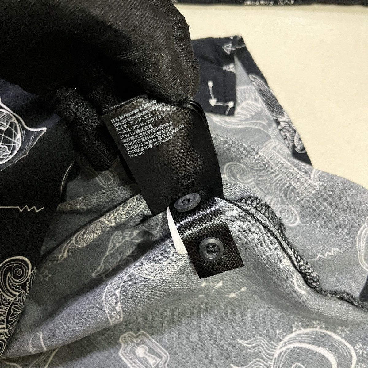 Designer × H&M H&M Goth/Arts Illustration Button Up Shirt Size US XS / EU 42 / 0 - 7 Thumbnail