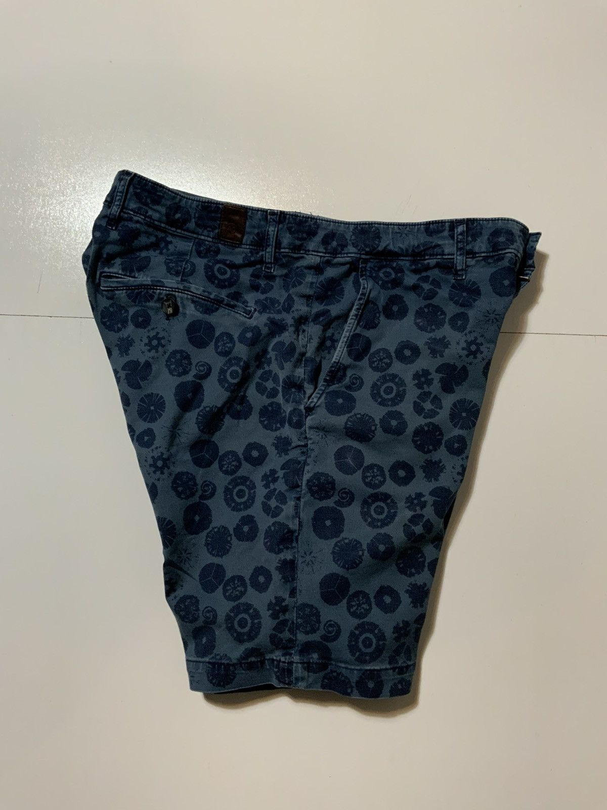 AG Adriano Goldschmied AG Adriano Goldschmied Peace Sign AOP Blue Chino Shorts Size US 33 - 2 Thumbnail
