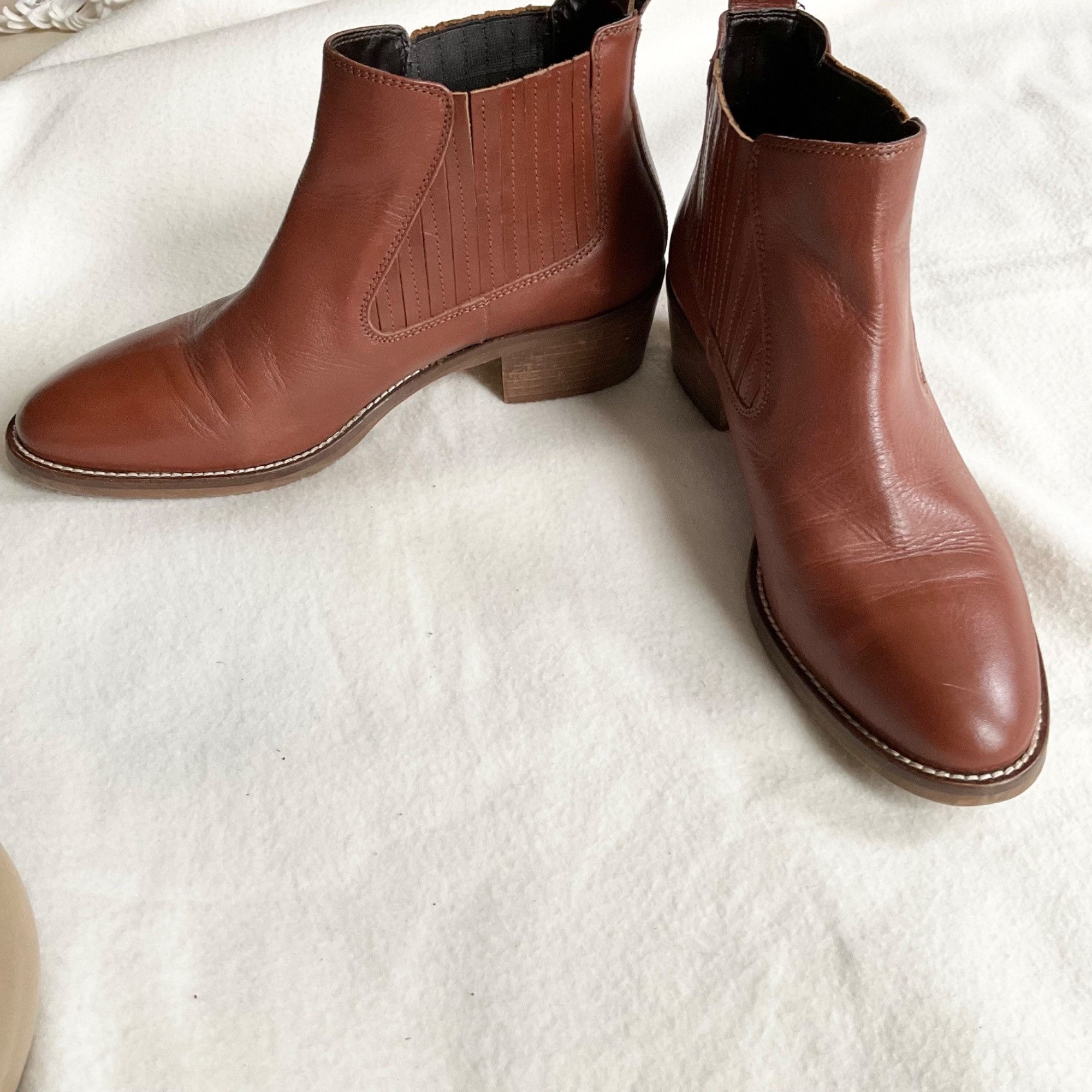 lavorazione artigiana Italy made camel brown leather booties