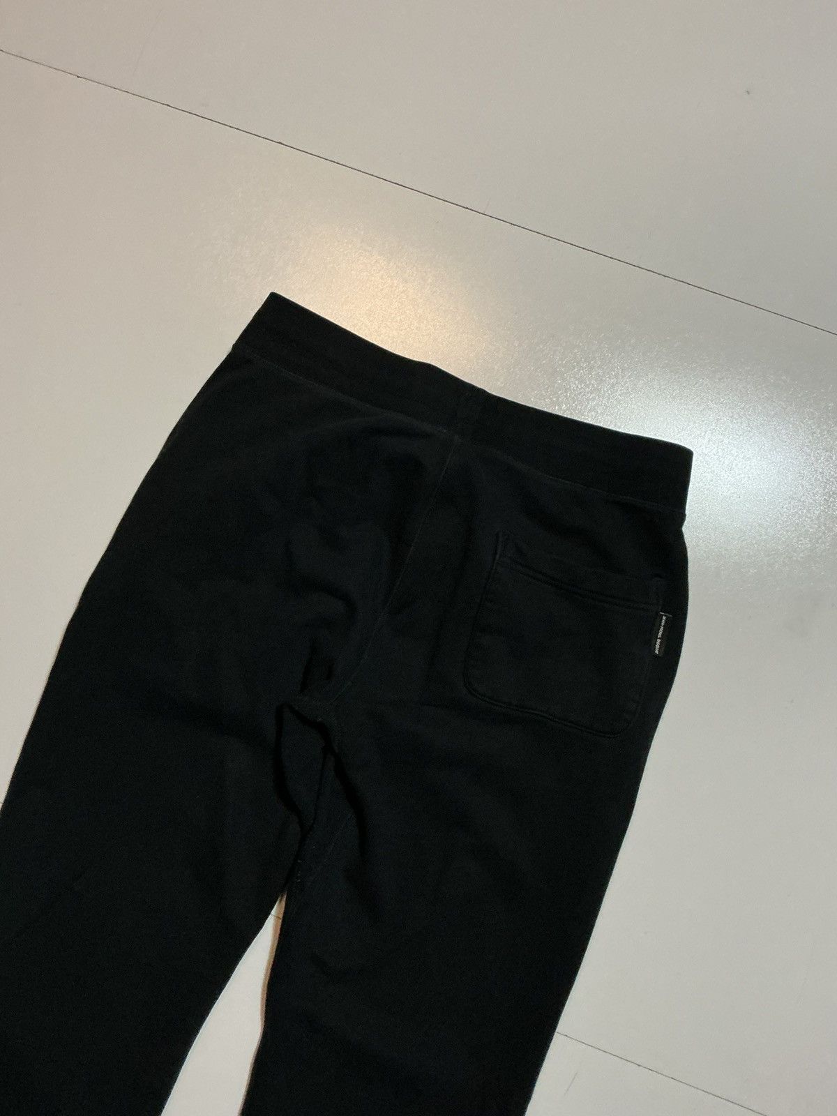 Uniqlo Uniqlo Sprz NY Jean Michel Basquiat Crown Jogger Sweatpants Size US 34 / EU 50 - 8 Thumbnail