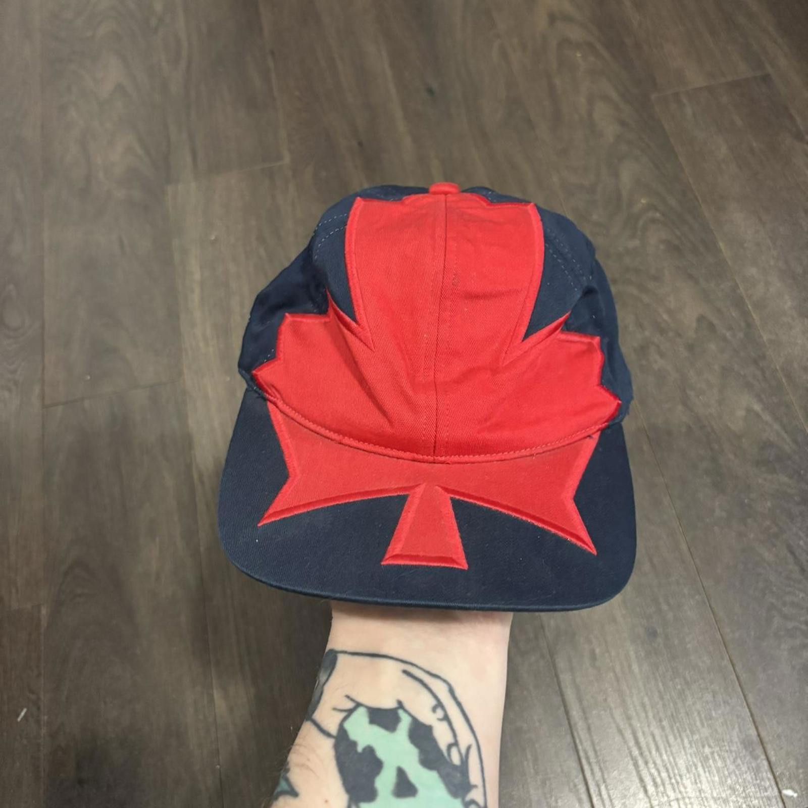 Other vintage embroidered Canadian maple leafs strap back hat Size ONE SIZE - 1 Thumbnail