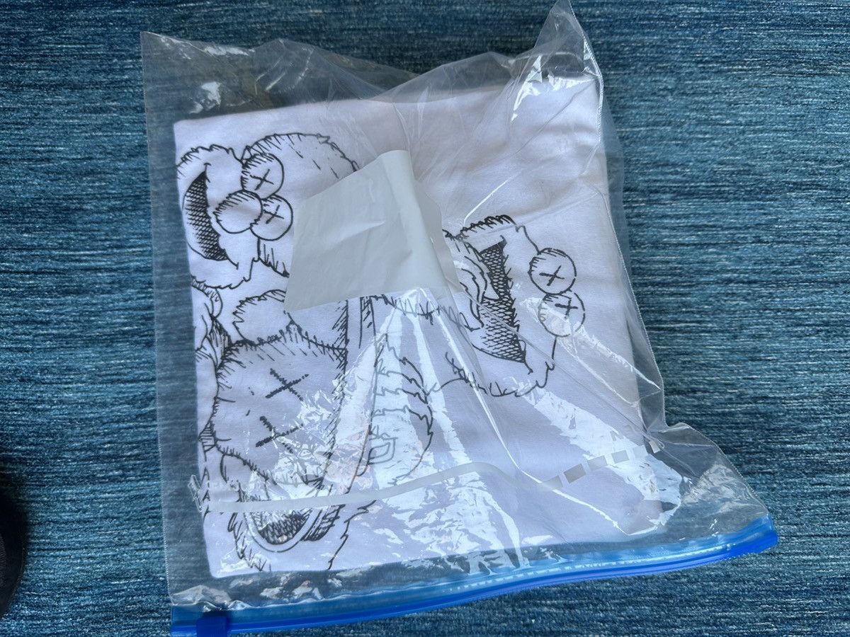 Kaws × Uniqlo Sesame Street Companion Trash Can Outline Tee White Size US L / EU 52-54 / 3 - 3 Thumbnail