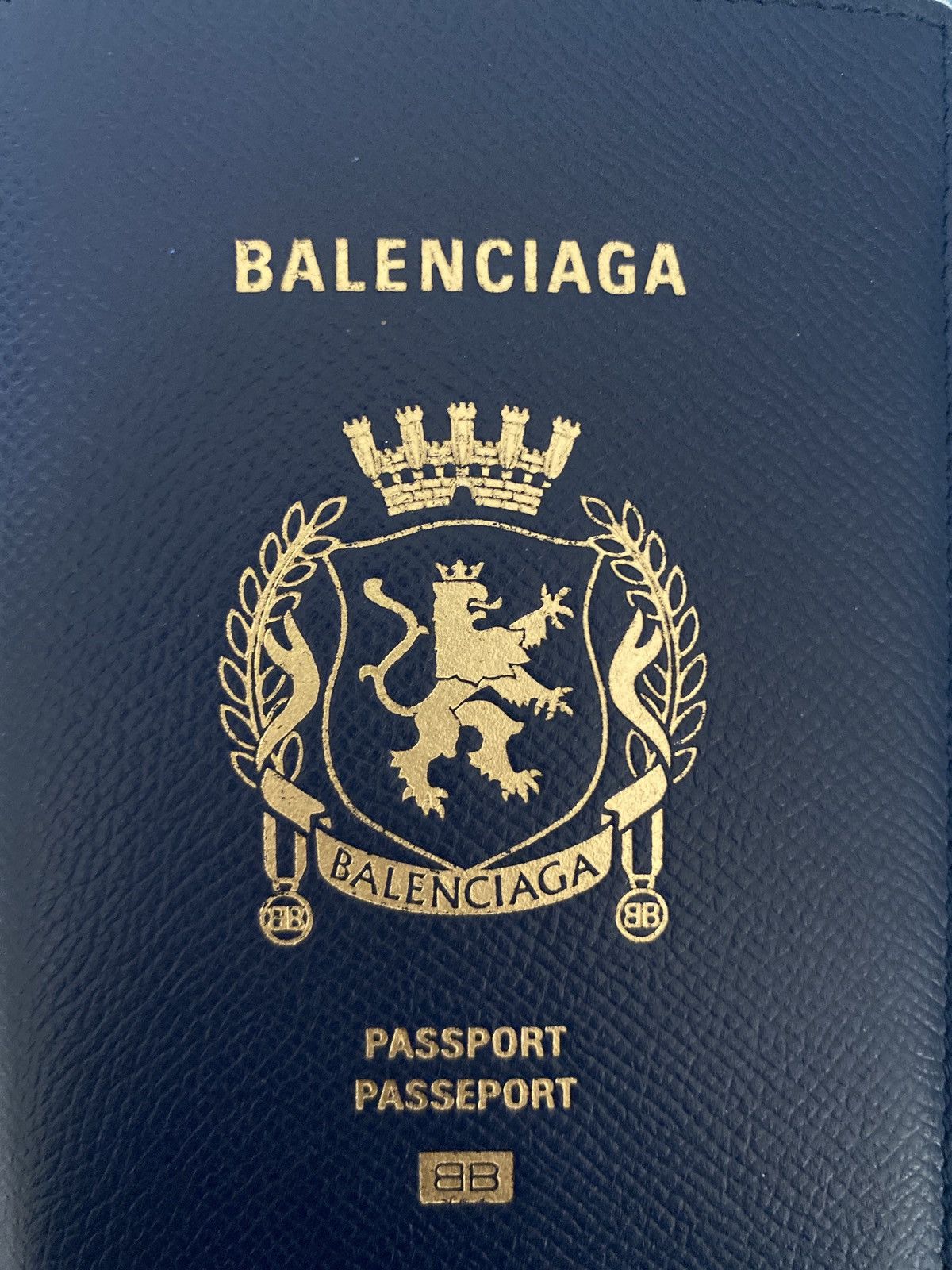 BALENCIAGA Passport パスポートケース Men's Passport Holder in Black | Balenciaga US
