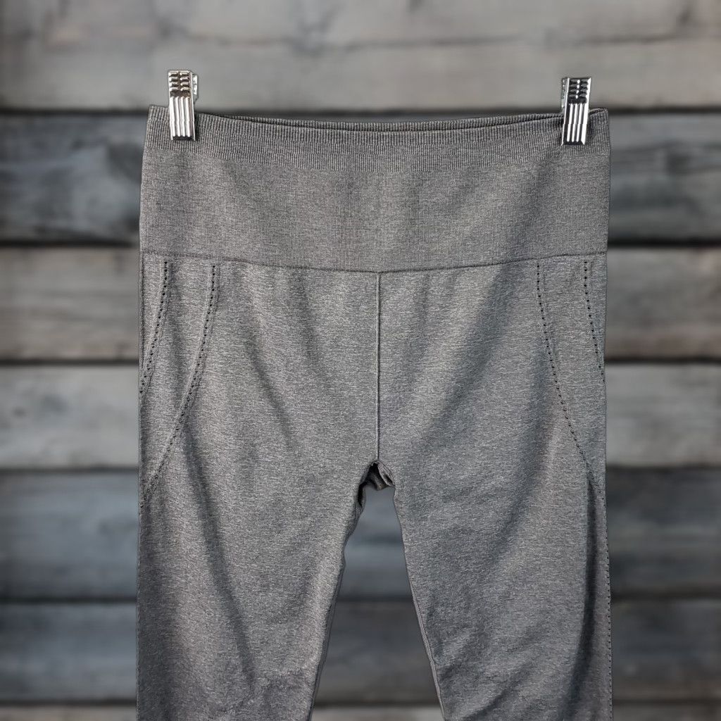 Fabletics Fabletics Leggings Cropped Seamless Gray High Rise M Womens Crop Leggings Regular Size Medium Size 32" / US 10 / IT 46 - 1 Thumbnail