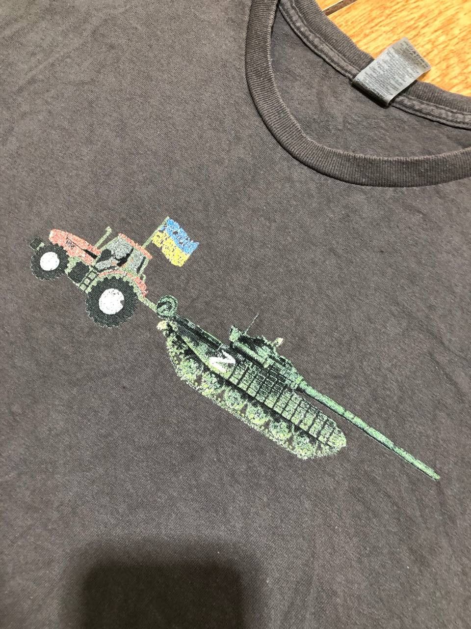 Gildan Support UKRAINE tractor pulling T-72 Russian tank T-shirt Size US L / EU 52-54 / 3 - 11 Thumbnail