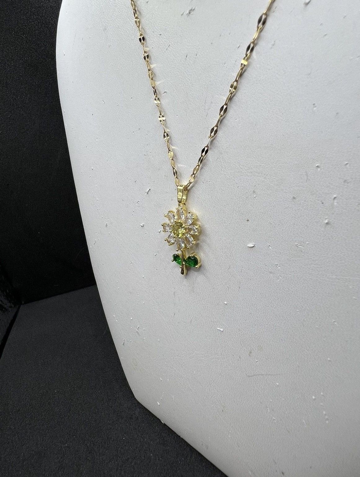 Jewelry Green Crystal Sunflower Flower Pendant Necklace Size ONE SIZE - 2 Thumbnail