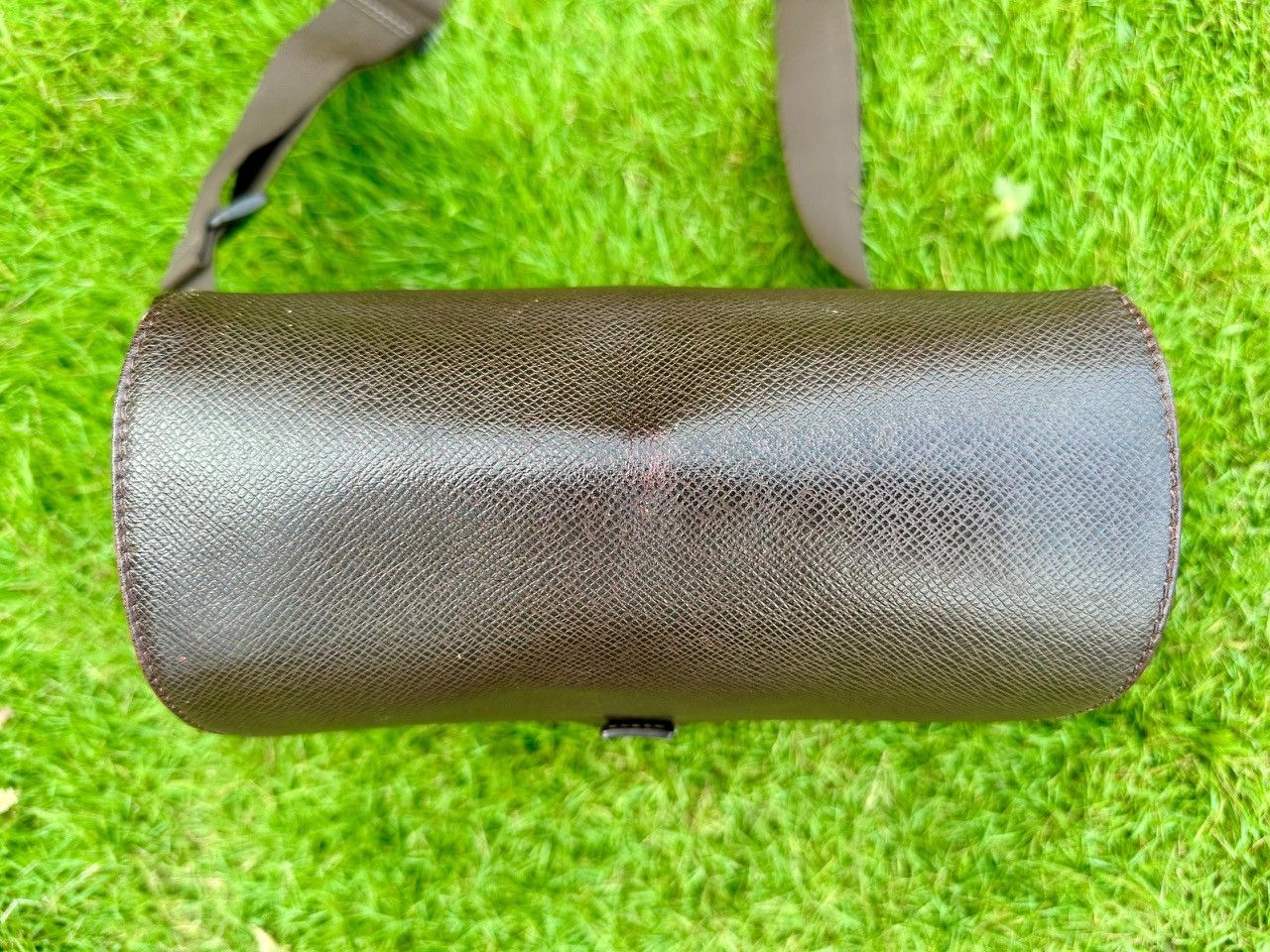 Louis Vuitton Authentic Louis Vuitton Grizzli Taiga Yaranga Porte Appareil Size ONE SIZE - 5 Thumbnail