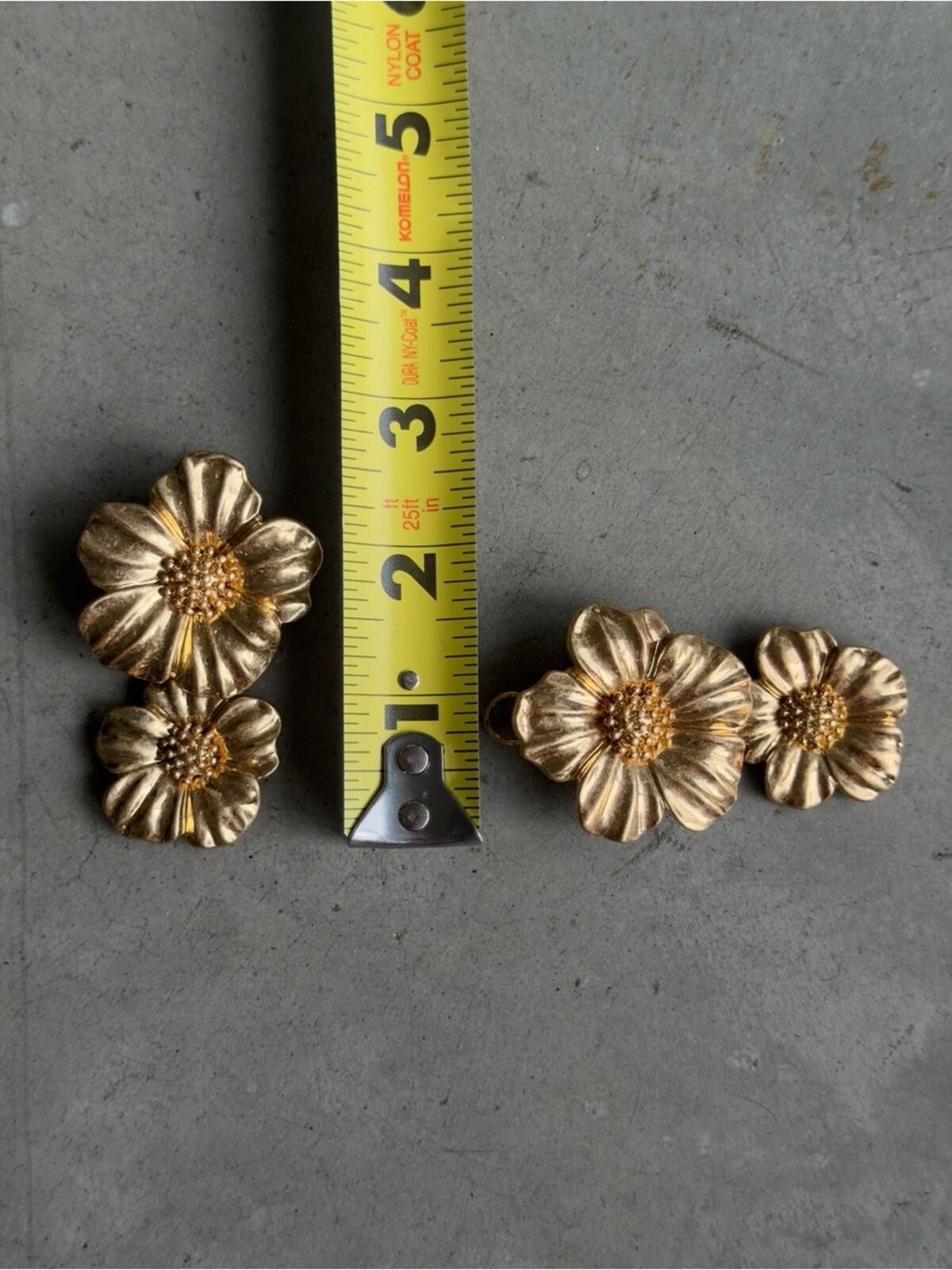 Mango Mango / Statement Floral Drop Earrings / Gold Size ONE SIZE - 6 Thumbnail