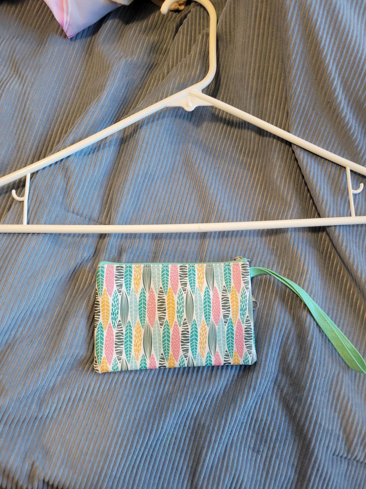 The Unbranded Brand Small Wristlet Pouch with Colorful Leaf Pattern Size ONE SIZE - 4 Thumbnail