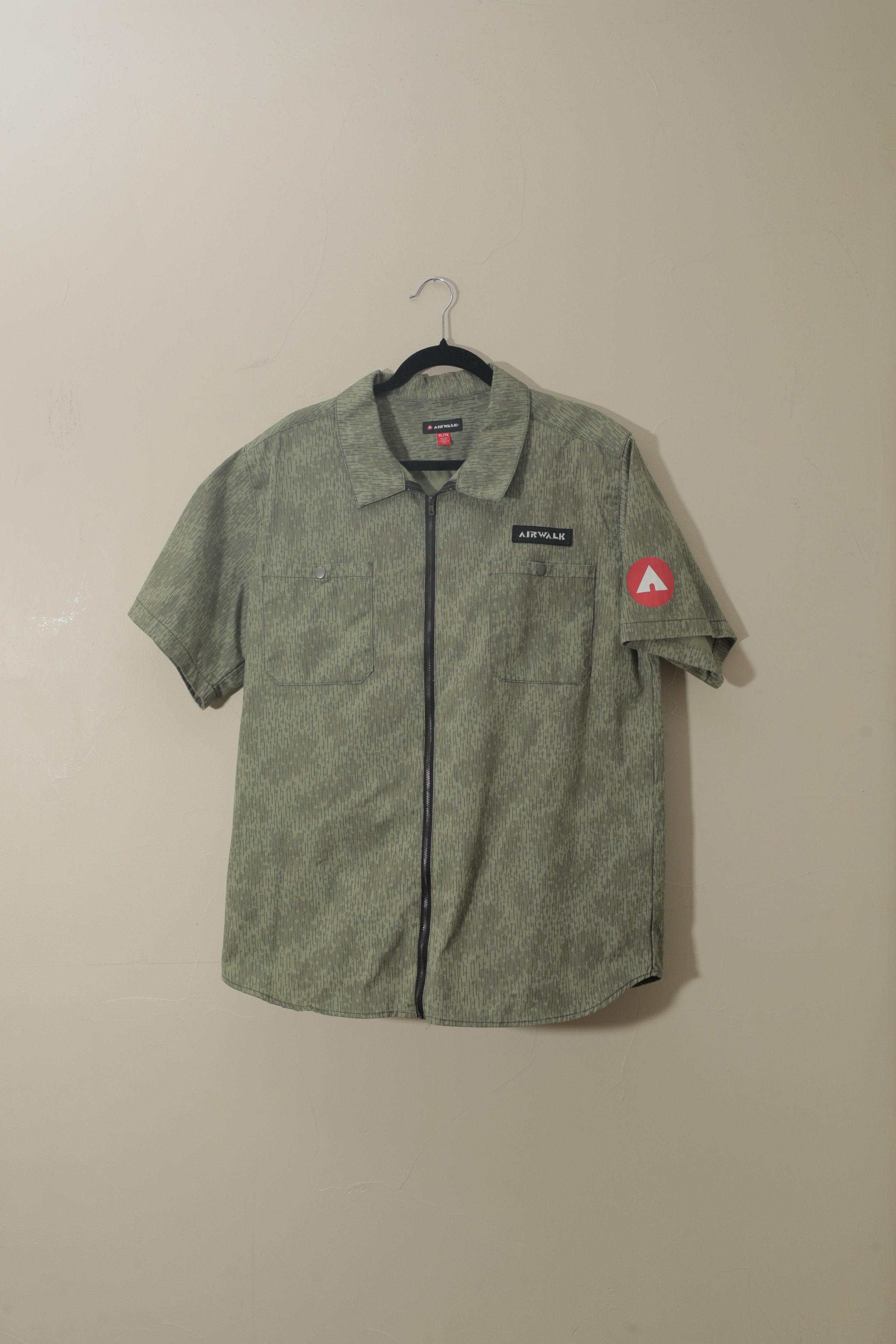 Airwalk Airwalk Mens Zip Up Short Sleeve Camp Shirt (XL) Size US XL / EU 56 / 4 - 1 Thumbnail