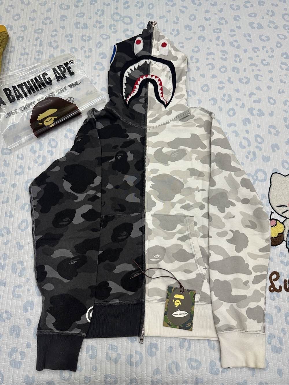 Bape A BATHING APE Split Camo Shark Hoodie Size M Size US M / EU 48-50 / 2 - 1 Thumbnail