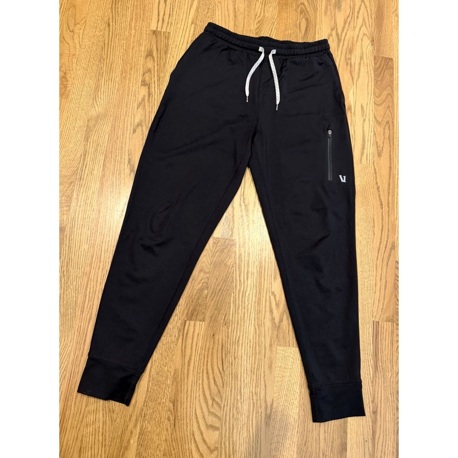Vuori Vuori Sunday Performance Jogger Men’s Size S Black V416 Jogger Activewear Pockets Breathable Elastic Waist Inseam 28 in Sports Athleisure Outdoor Size US 29 - 4 Thumbnail