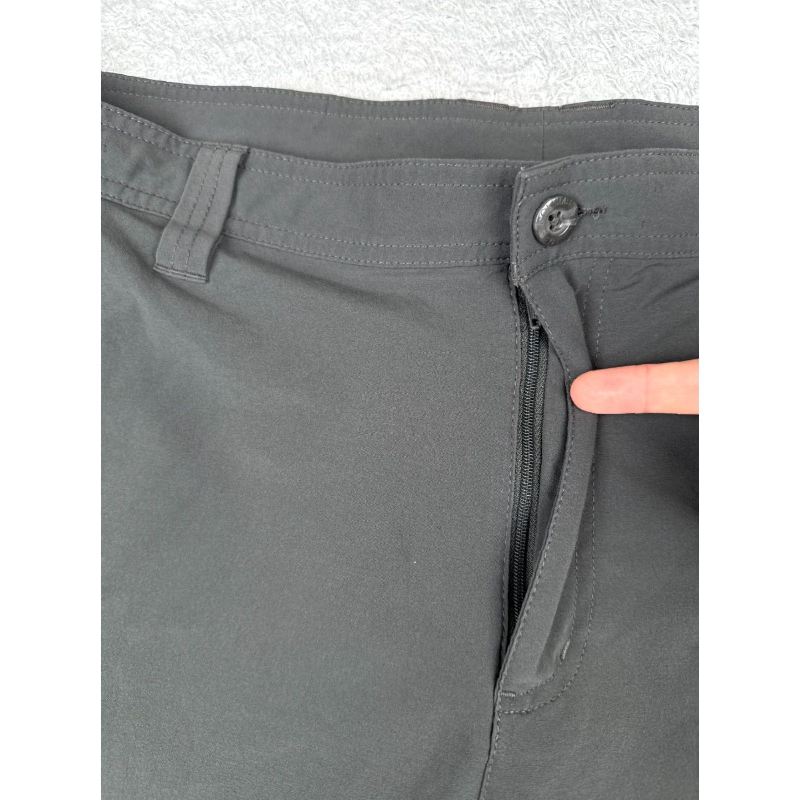 Vintage Columbia Men Cargo Shorts 38 Gray Polyester Blend Cotton Nylon Regular Fit Cargo Pocket Belted Elastic Waist Pockets 10 Inseam 38x10 Casual Travel Size US 38 / EU 54 - 6 Thumbnail