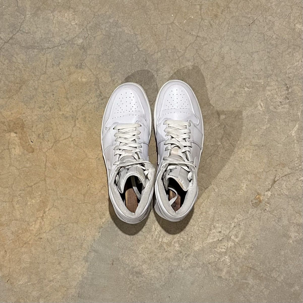Jordan Brand × Nike Air Jordan 1 Retro Mid Triple White Cool Grey 2014 US 10.5 Size US 10.5 / EU 43-44 - 8 Thumbnail