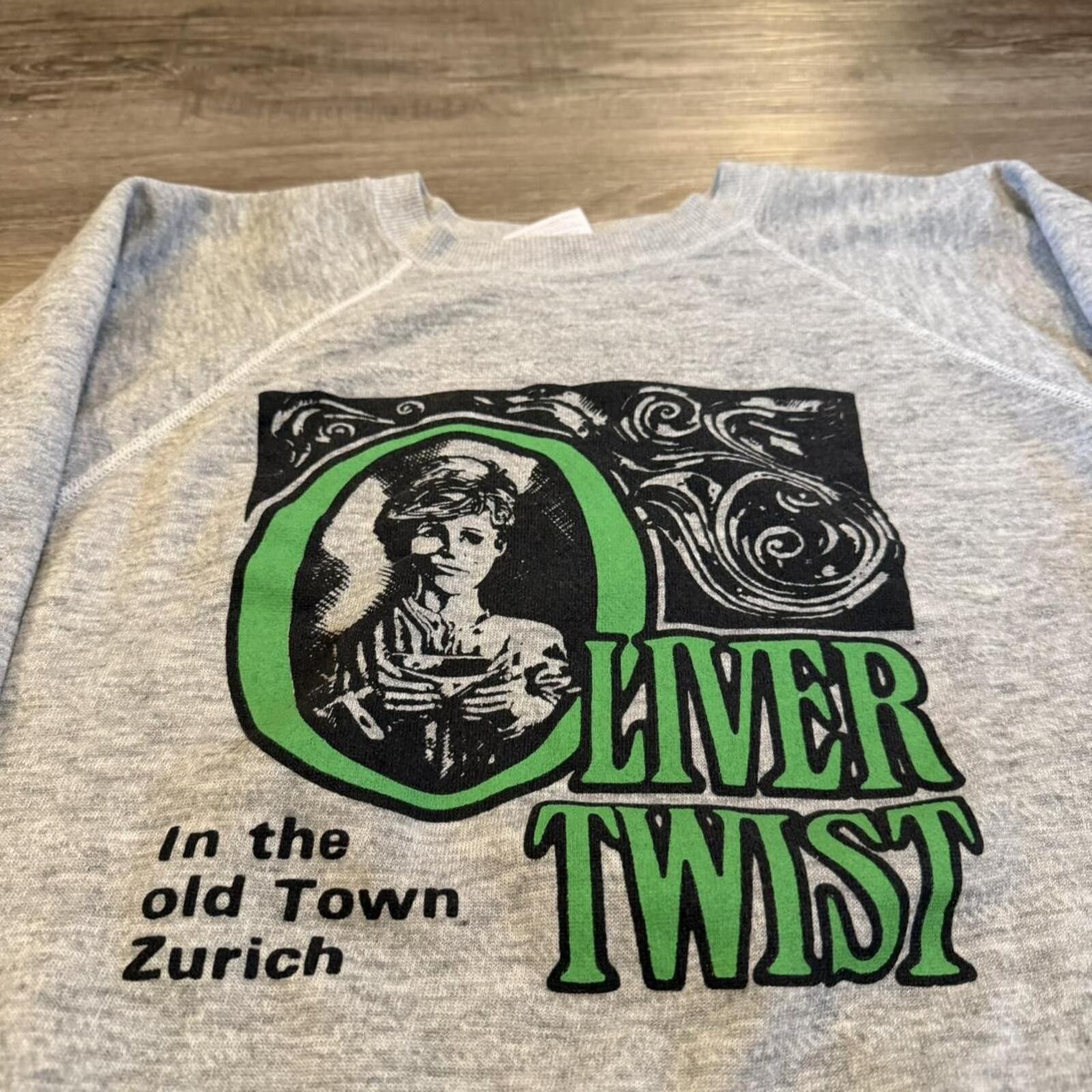 Hanes Vintage Oliver Twist in old town Zurich crewneck sweatshirt Size US XL / EU 56 / 4 - 2 Thumbnail
