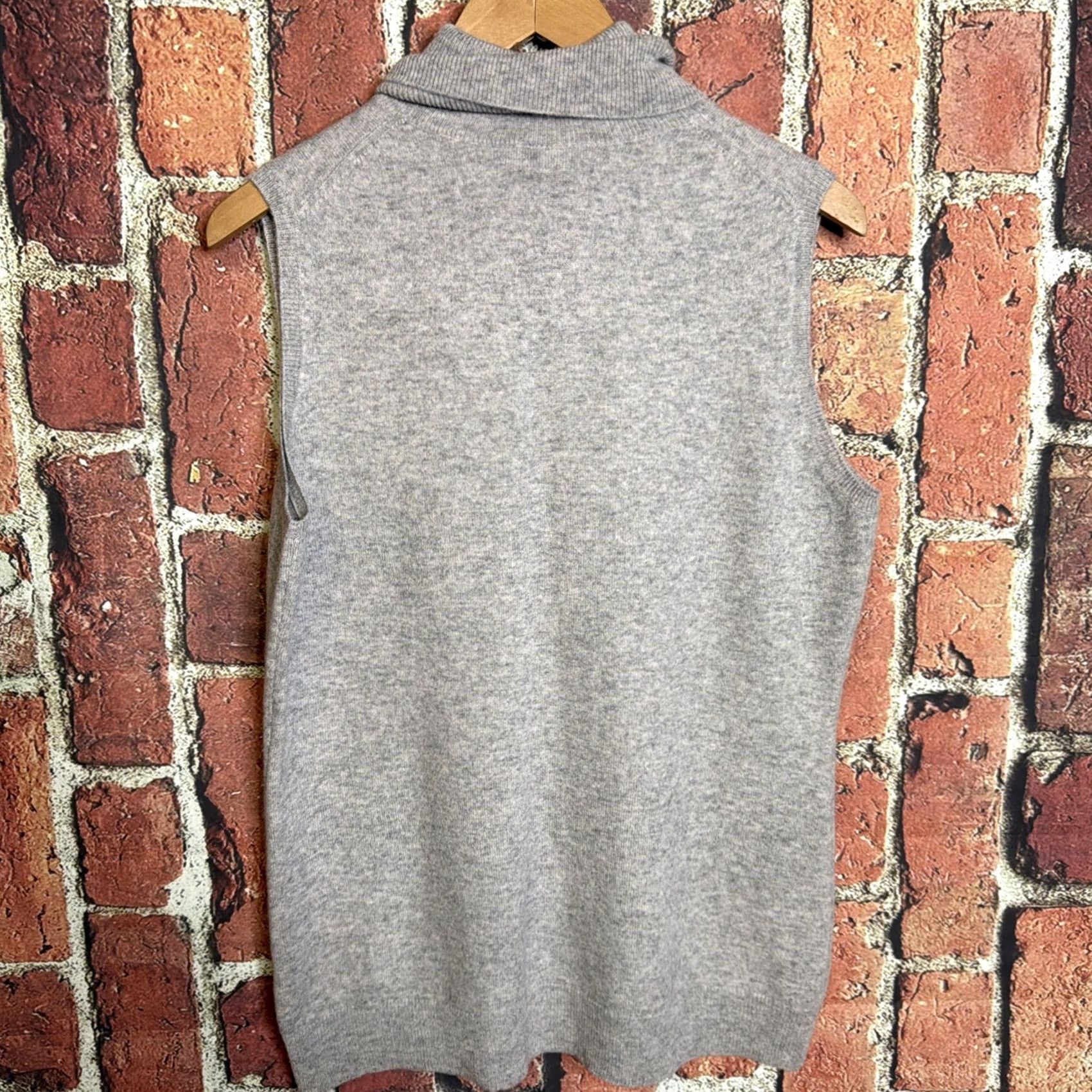 Vintage NWT In Cashmere Women's Sleeveless Turtleneck Size XL Gray Cashmere Pullover Knit Shirt Casual Velvety Classic Preppy City Winter Fall Spring Size XL / US 12-14 / IT 48-50 - 4 Thumbnail