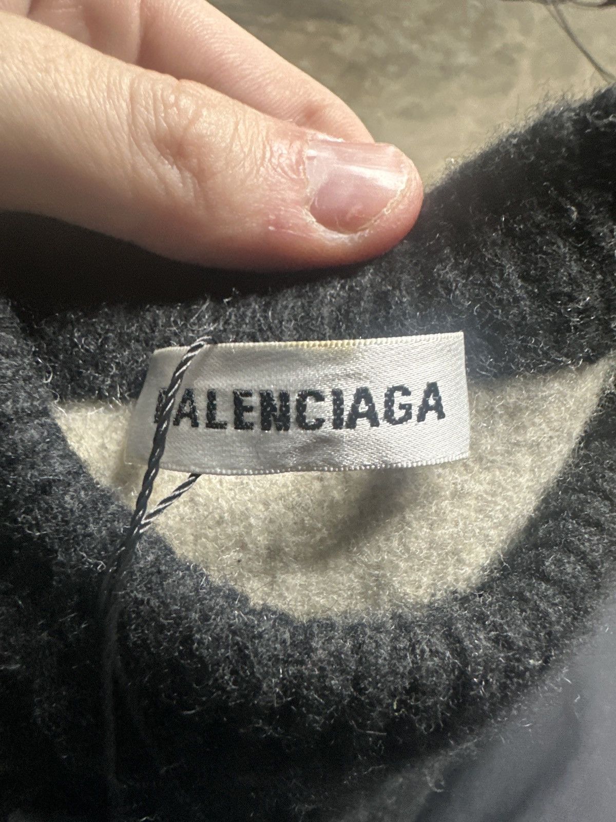 Balenciaga Balenciaga Crewneck Black White Womens XS Used Size XS / US 0-2 / IT 36-38 - 2 Thumbnail