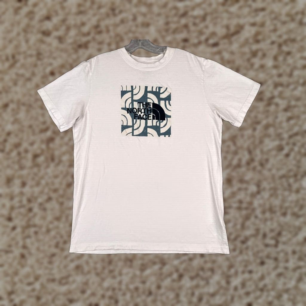 The North Face The North Face Shirt Men Large White Short Sleeve Crew Neck 100% Cotton Jersey Logo All Seasons Breathable Men’s T-Shirt Regular Colorful Size US L / EU 52-54 / 3 - 1 Thumbnail