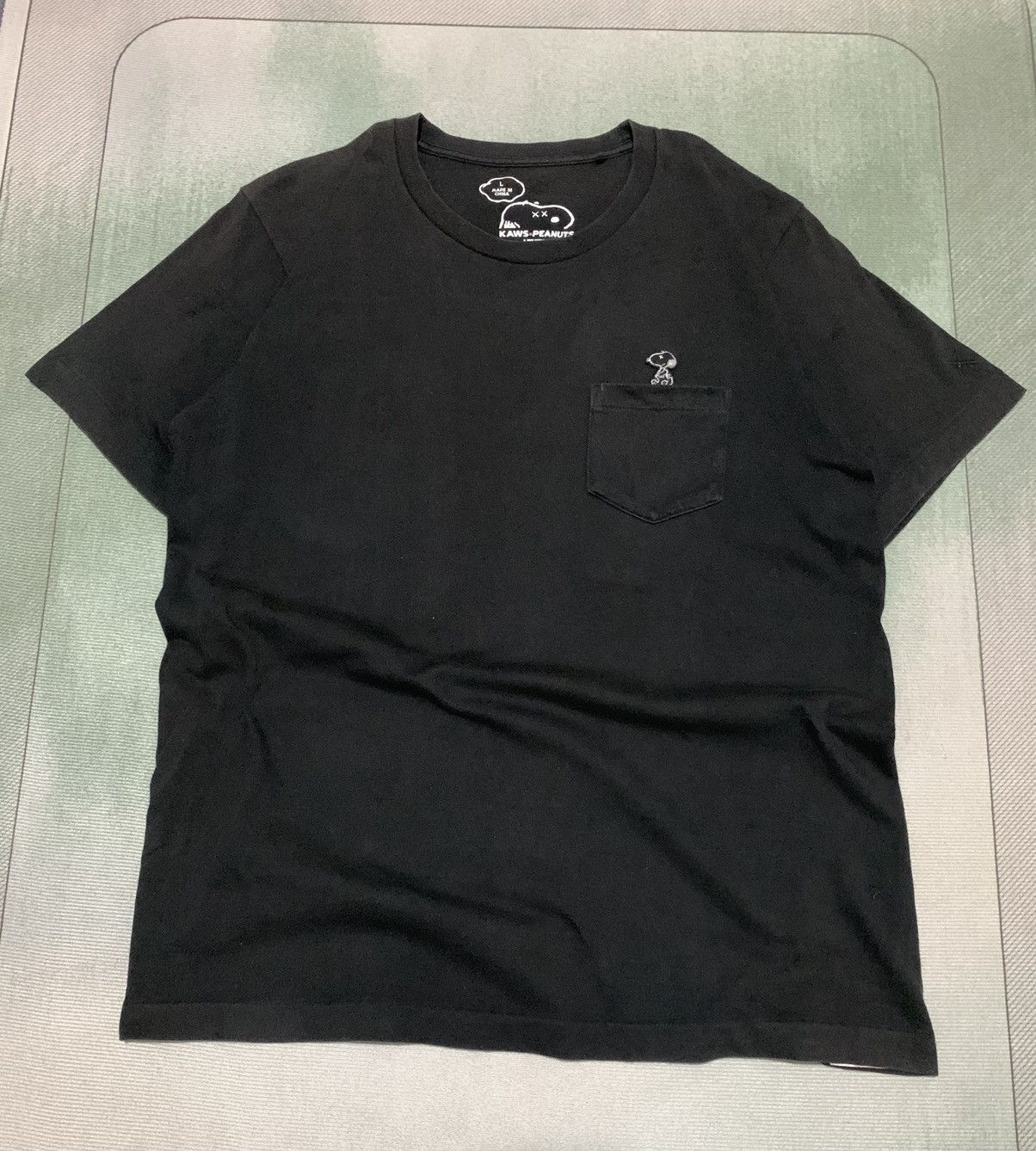 Kaws Vintage Kaws x Peanuts X Uniqlo Single Pocket T-Shirt Size US L / EU 52-54 / 3 - 1 Thumbnail