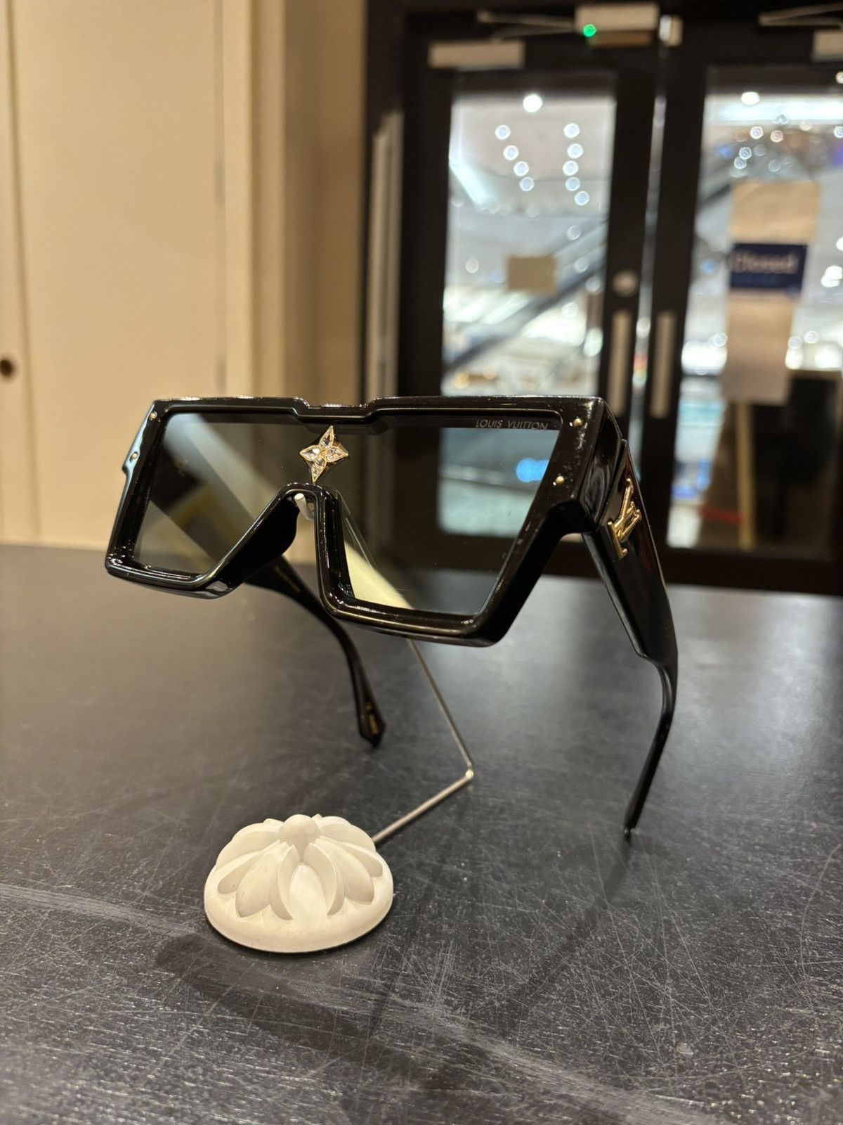 Louis Vuitton Louis Vuitton Cyclone Sunglasses Size ONE SIZE - 1 Thumbnail
