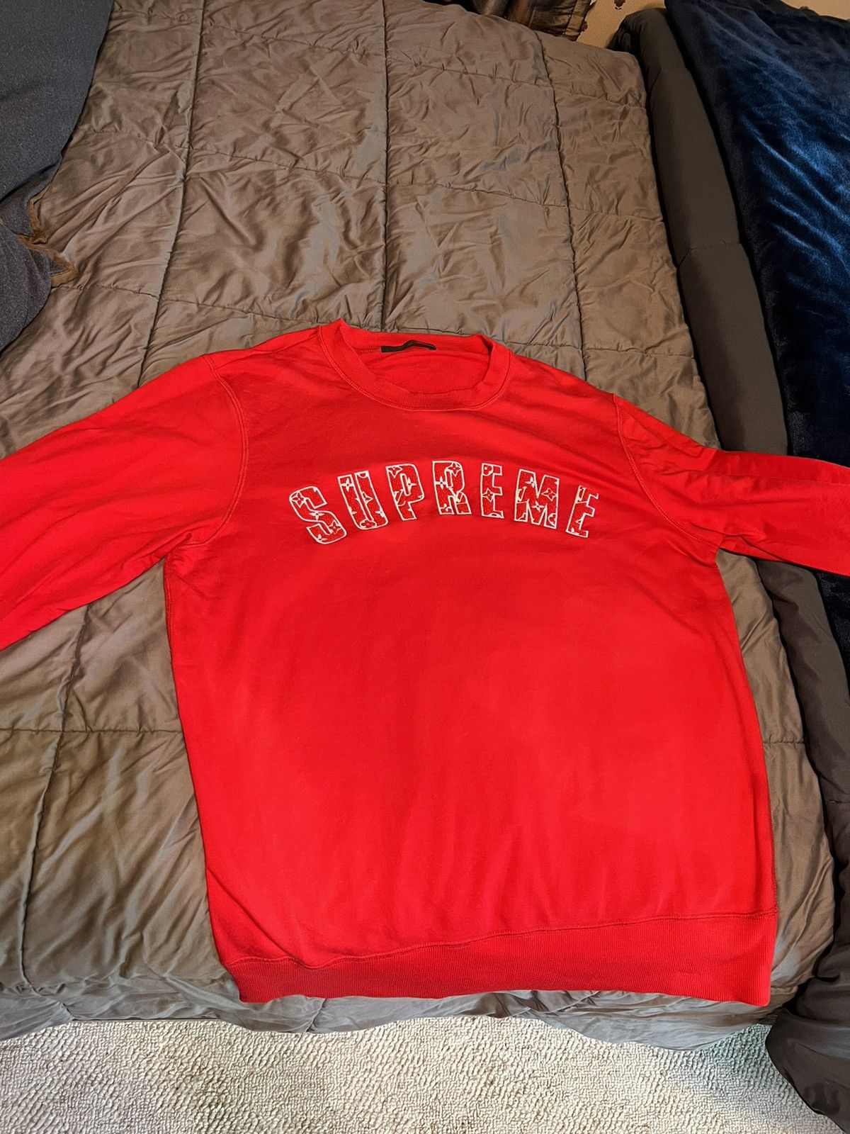 Louis Vuitton × Supreme Supreme x Louis Vuitton Arc Logo Crewneck Size US XL / EU 56 / 4 - 3 Thumbnail