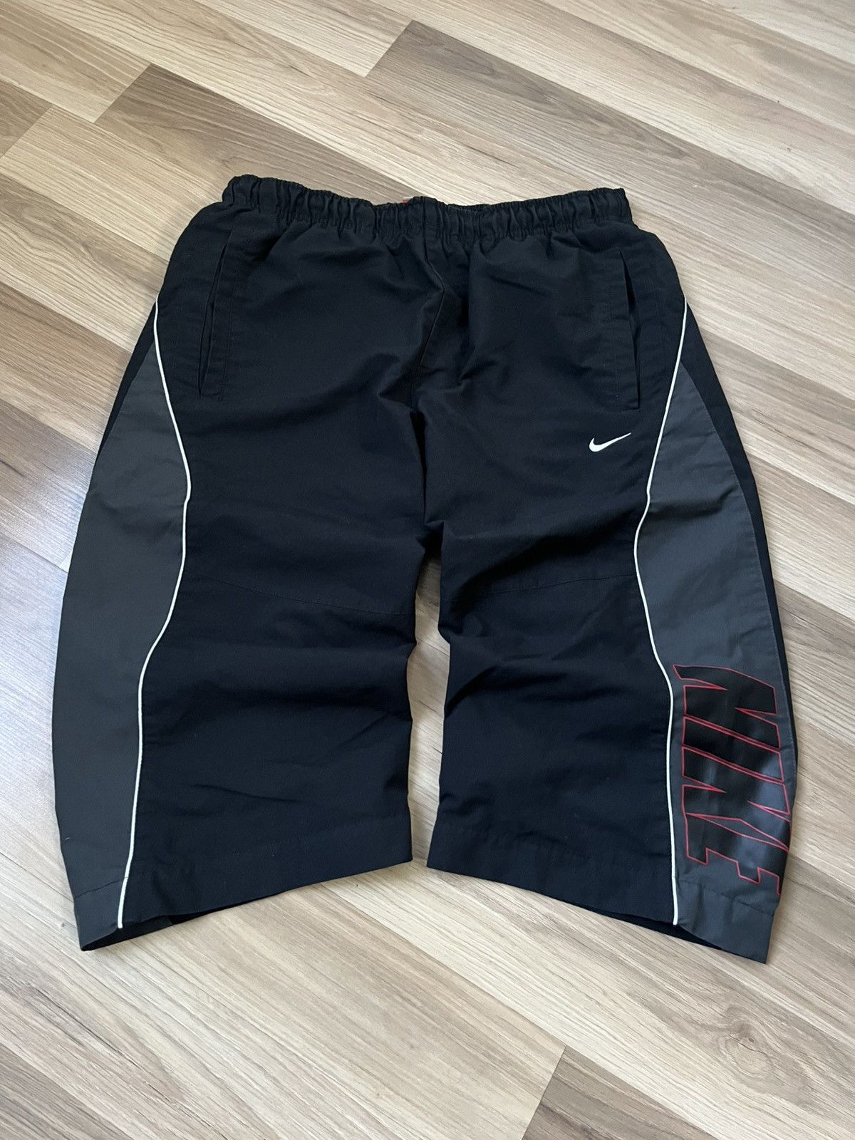 Nike Hype Vintage Nike Y2K Shorts Big Logo Size US 32 / EU 48 - 1 Thumbnail