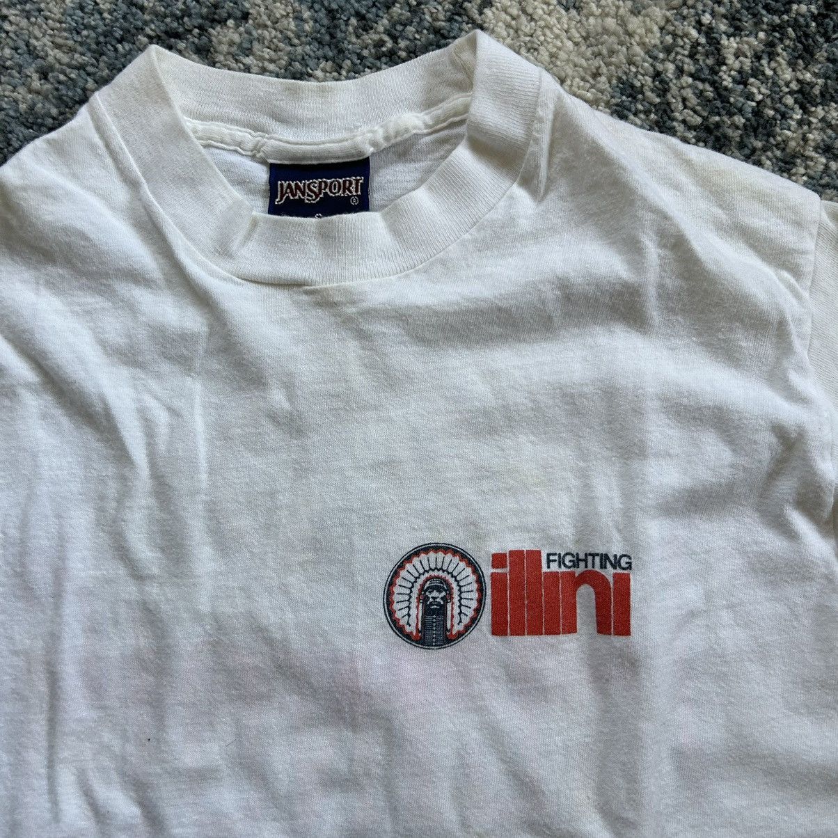 Jansport × NCAA × Vintage HiGH NECK HEAVYWEiGHT FiGHTiNG iLLiNi L/S TEE OFF WHiTE Size US S / EU 44-46 / 1 - 1 Thumbnail