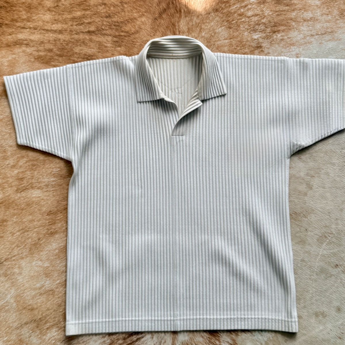 Issey Miyake Issey Miyake pleated light grey polo Size US M / EU 48-50 / 2 - 3 Thumbnail