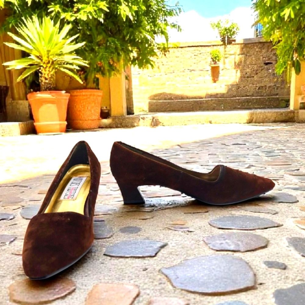 Vintage Mootsie's Tootsies Sz 10 Brown Suede Heels with Pointed Toe Size US 10 / IT 40 - 1 Thumbnail