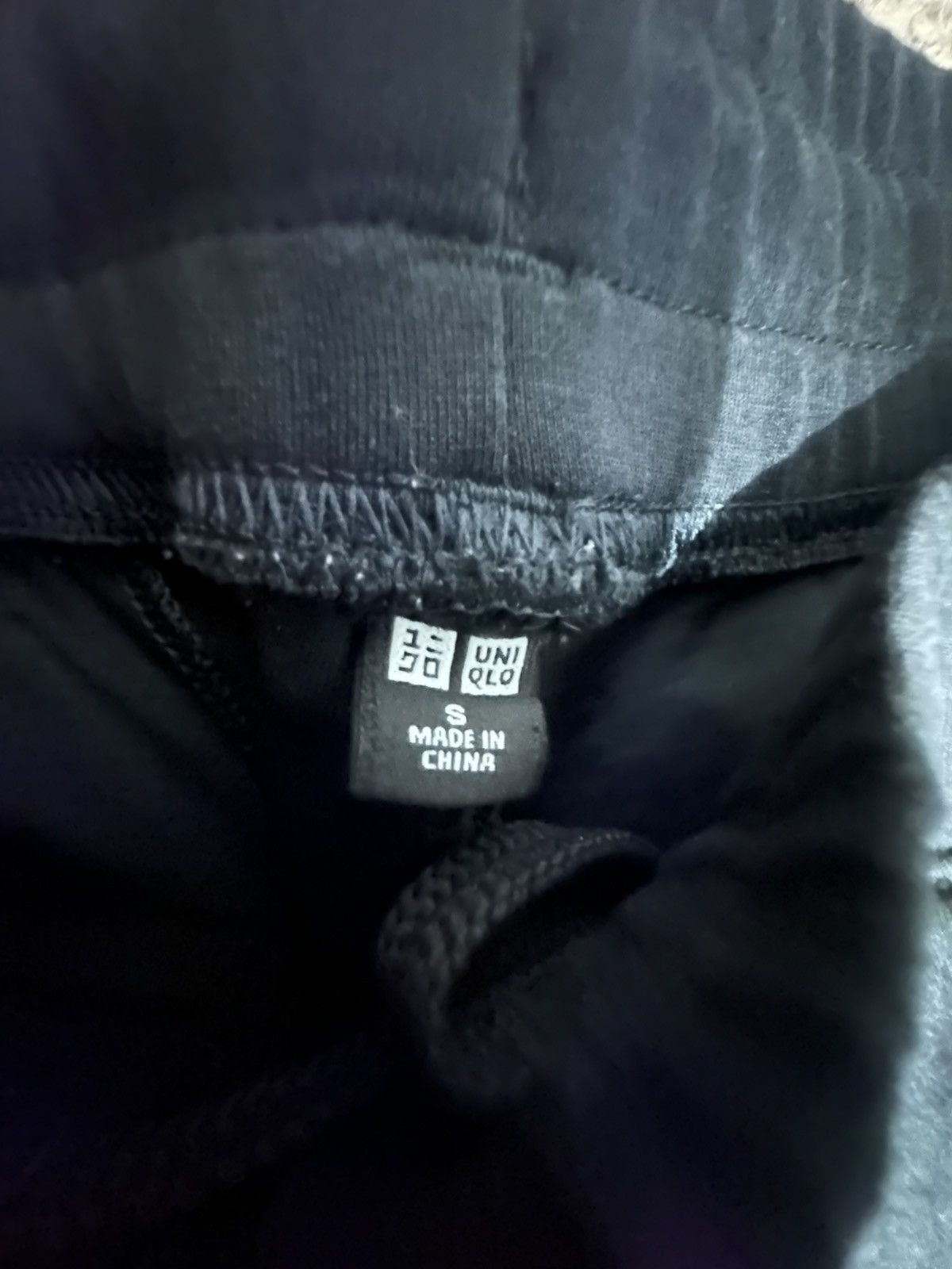 Uniqlo Uniqlo black regular joggers/sweatpants size small used Size US 28 / EU 44 - 2 Thumbnail