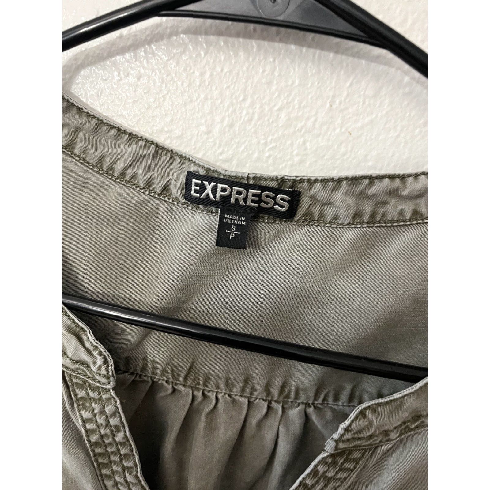 Express Express Shirt Blouse Women S Tunic Long Sleeve Henley Roll Tab Lyocell Green Express Shirt Women S Green Henley Tunic Casual Modern 90s? Size S / US 4 / IT 40 - 2 Thumbnail