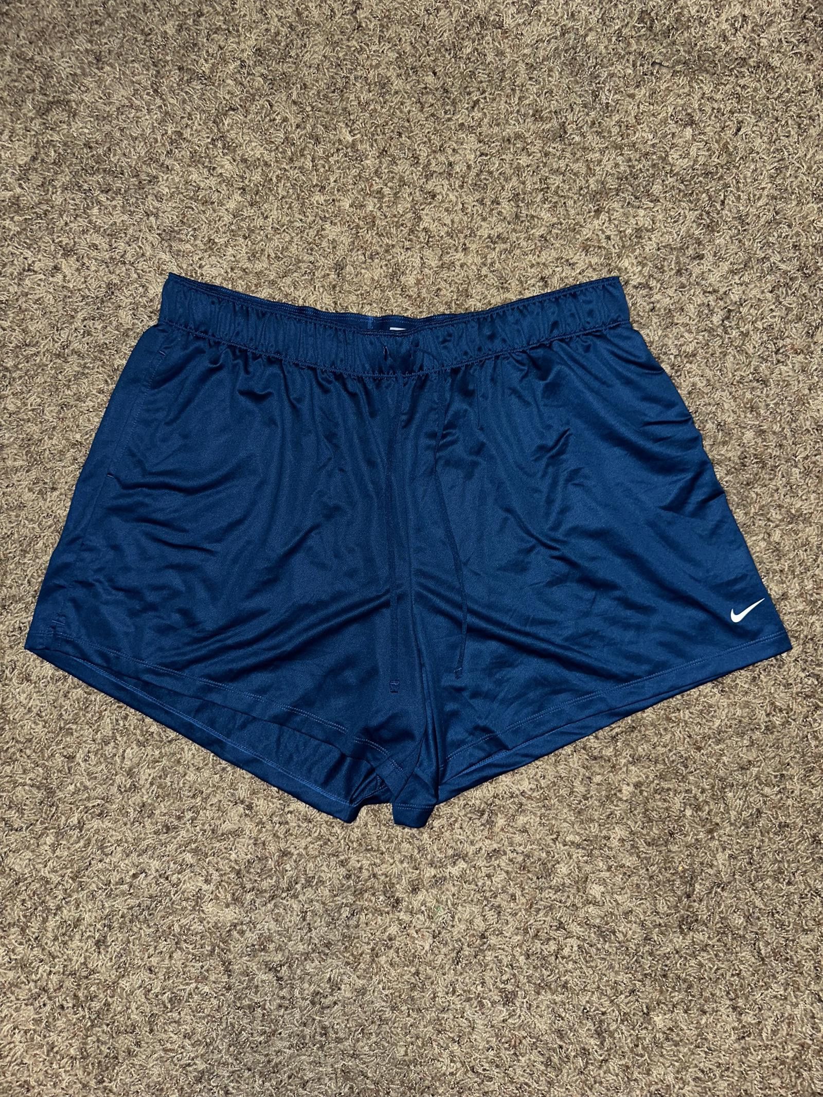 Nike Nike Women's Dri-Fit Attack Training Shorts Size 40" / US 18 - 1 Thumbnail