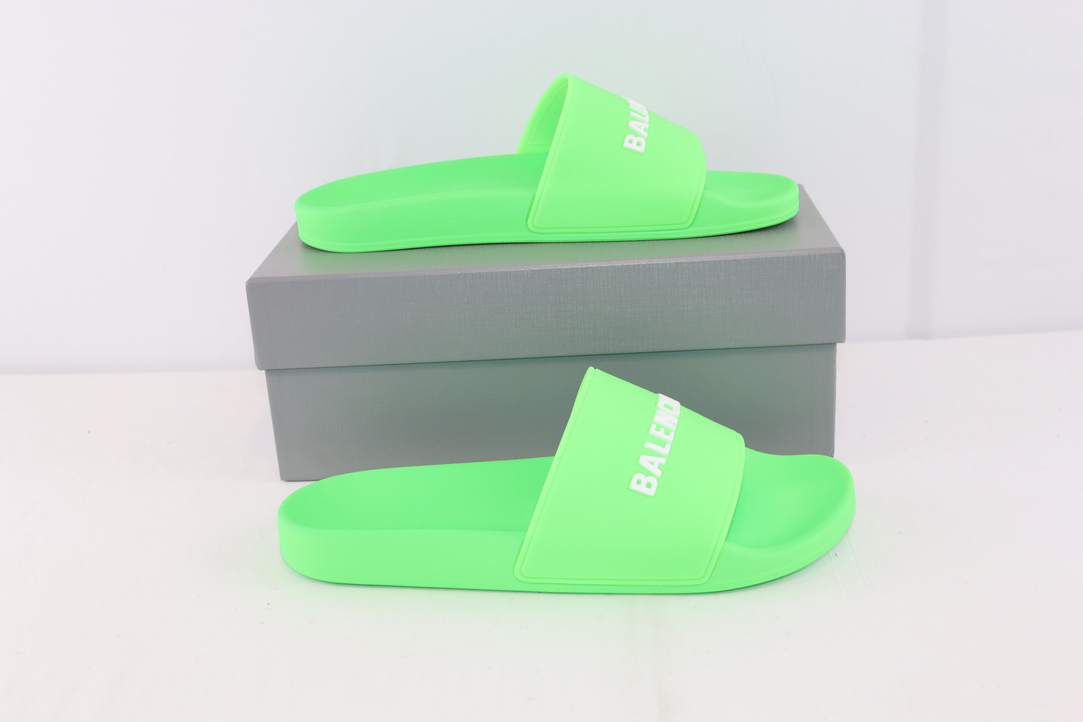 Balenciaga o1rshd1 Rubber Logo Slides in Green Size US 12 / EU 45 - 11 Thumbnail