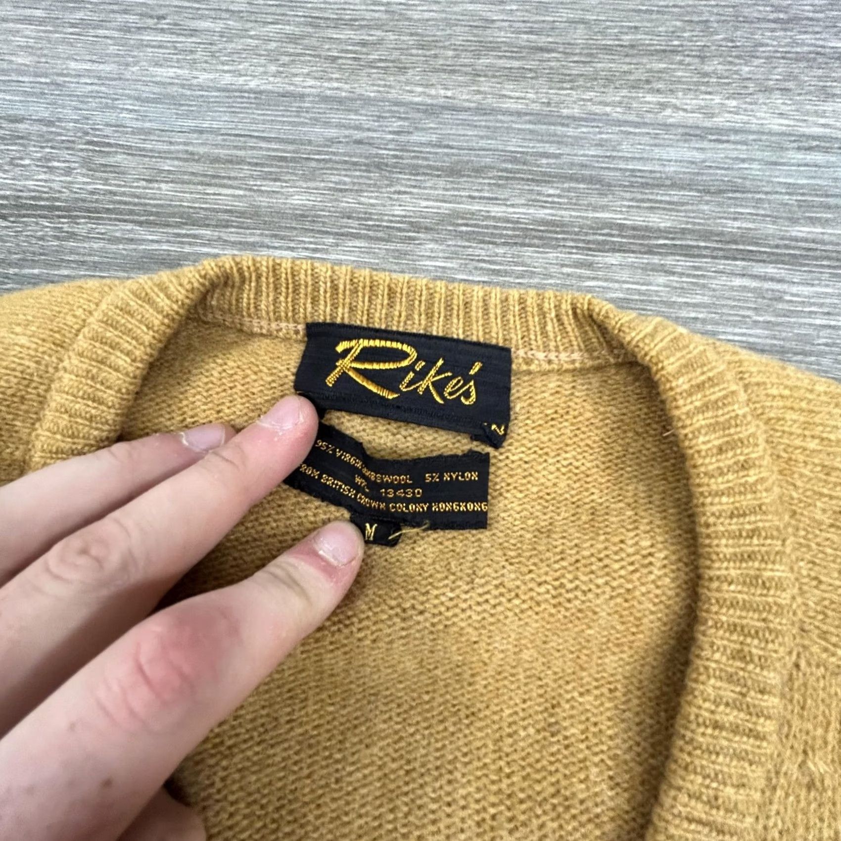 Vintage VINTAGE Rike's Mens Medium Tan V-Neck Knit Sweater Pullover Wool Nylon 70s 80s Retro Knitwear Pullover Size US M / EU 48-50 / 2 - 3 Thumbnail