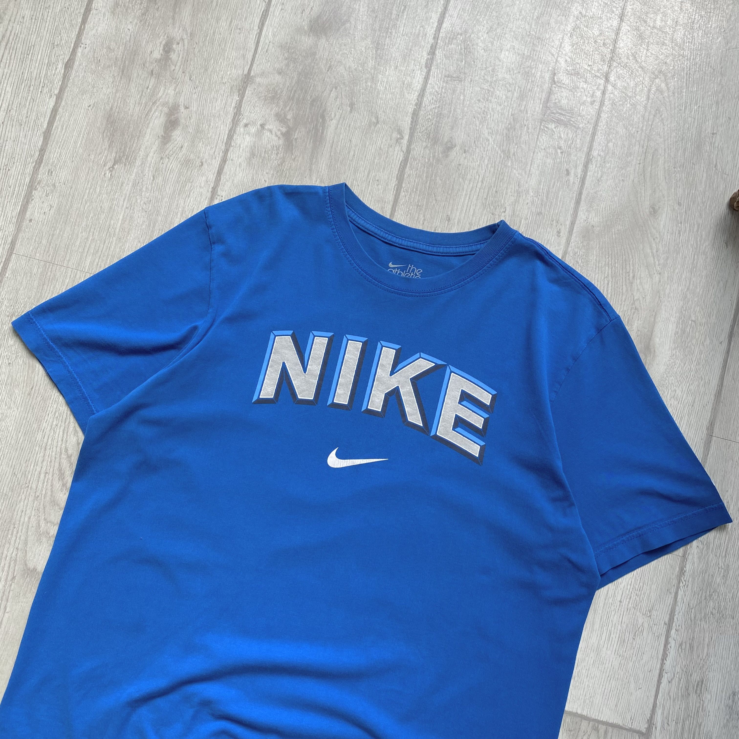 Nike 💙 Vintage 00s Nike Center Logo Metallic tee mini swoosh Size US L / EU 52-54 / 3 - 2 Thumbnail