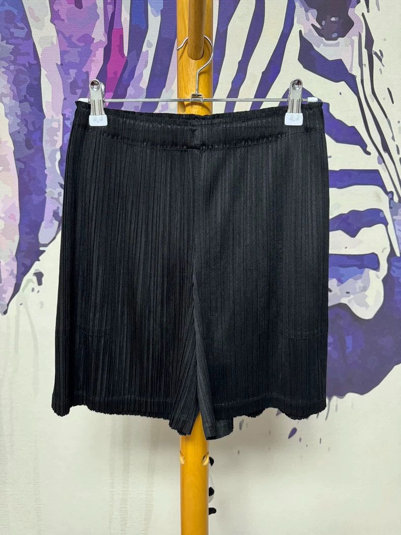 Issey Miyake Issey Miyake size:3 Black pleated shorts Size US 26 / EU 42 - 1 Thumbnail