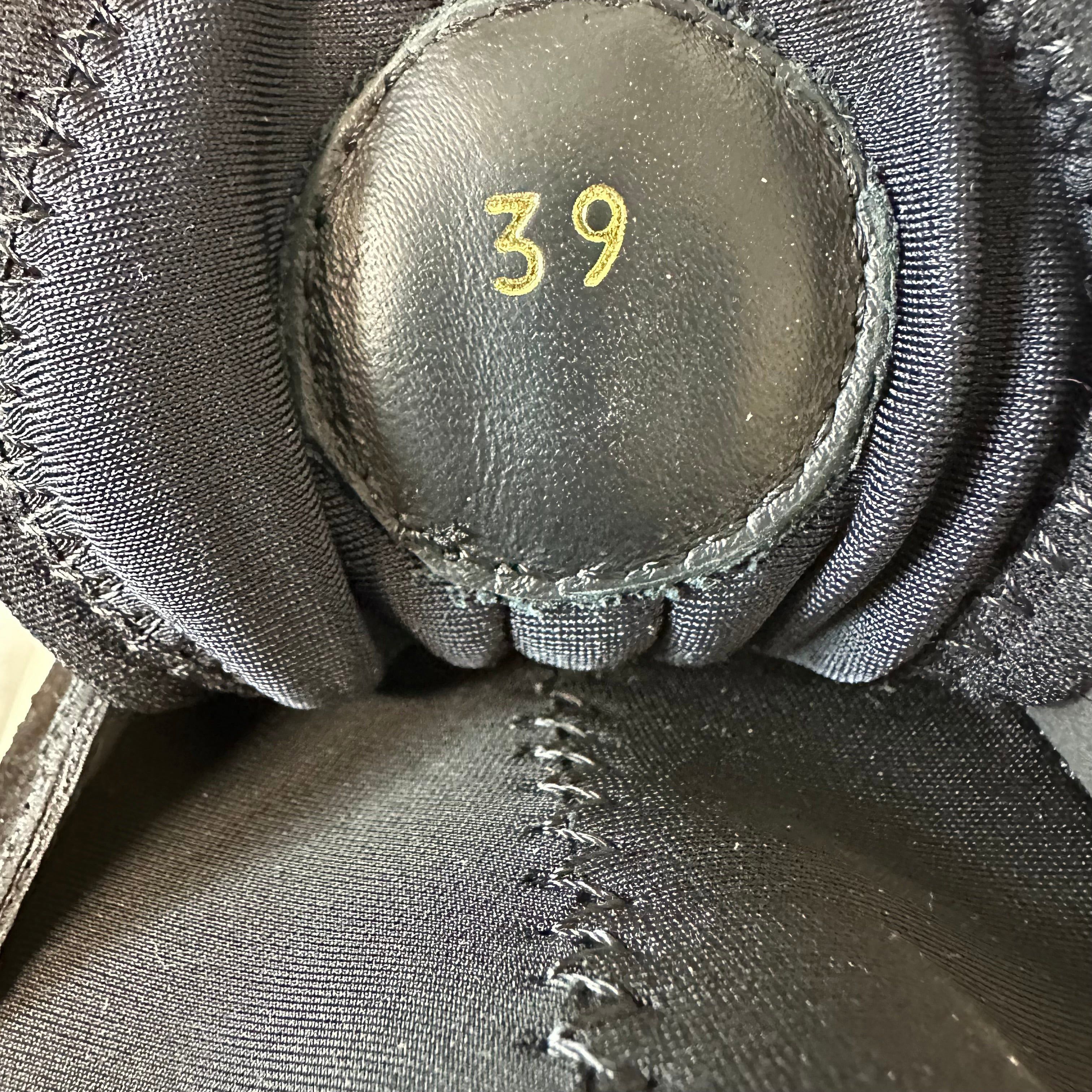 Louis Vuitton Louis Vuitton Black White Runaway Sneaker Sz 6.5 (39) Size US 6.5 / EU 39-40 - 7 Thumbnail