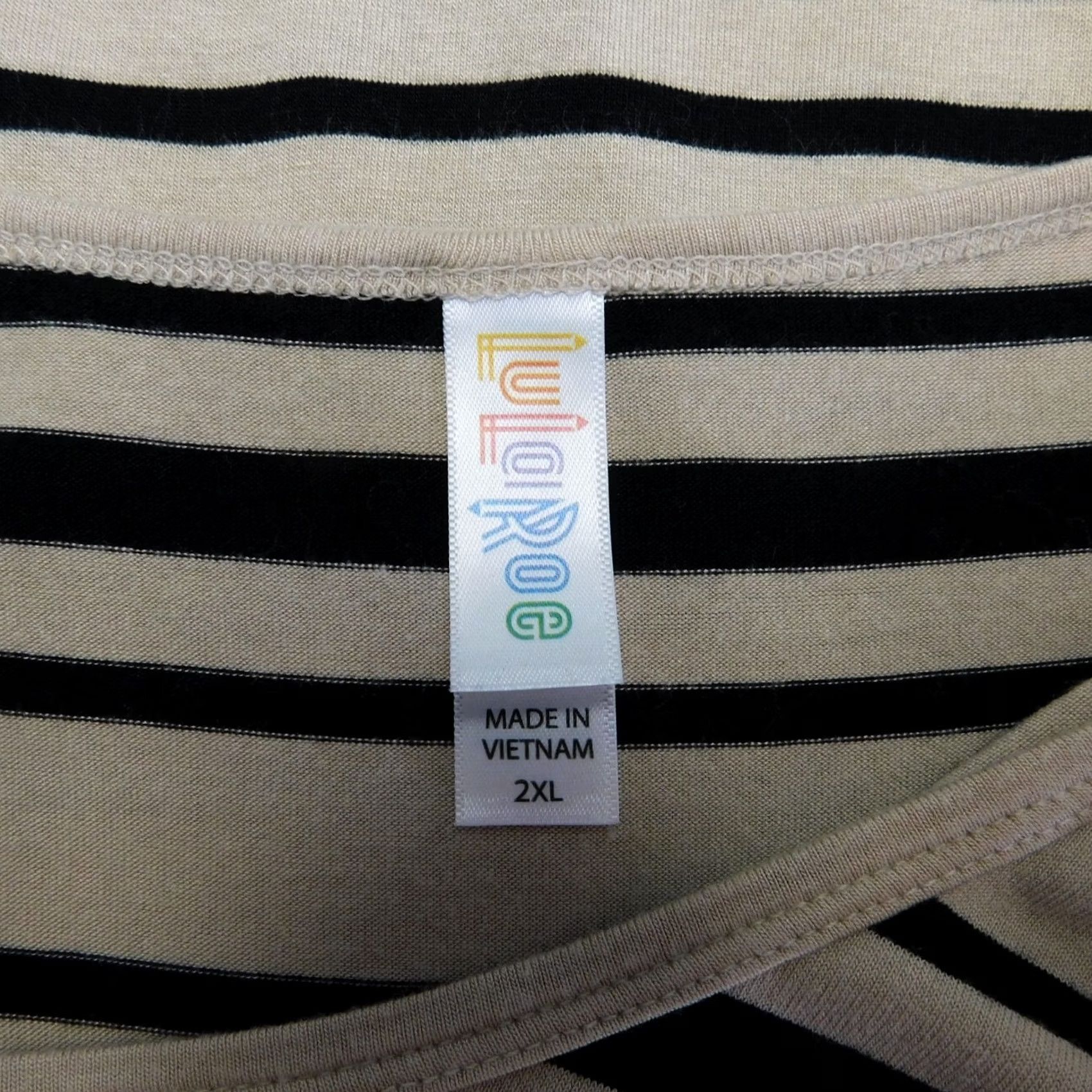 Vintage LuLaRoe Shirt Womens 2XL Black Short Sleeve Scoop Neck Striped Beige A173 Size XXL / US 16-18 / IT 52-54 - 6 Thumbnail