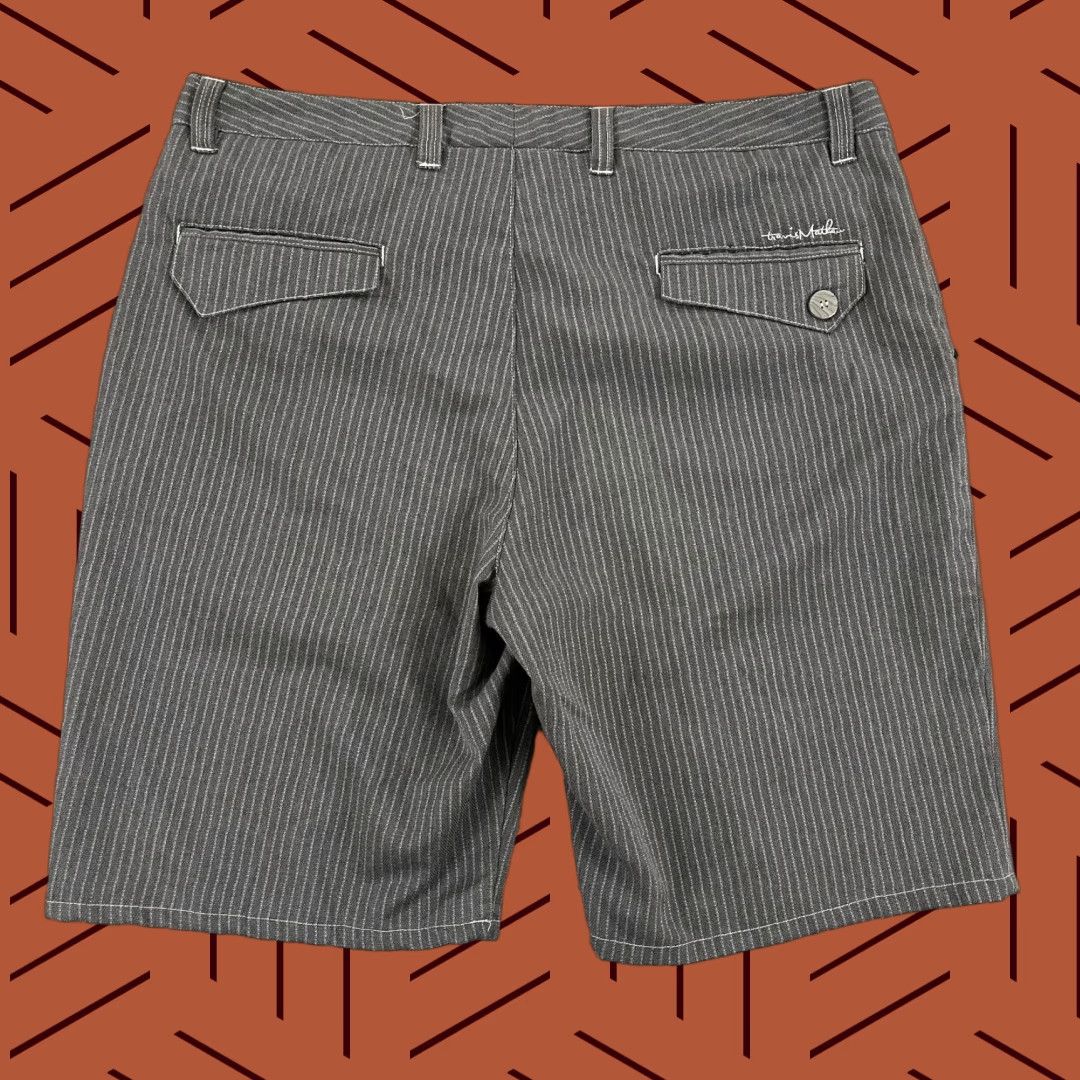 TravisMathew TRAVIS MATHEW Shorts Mens Size 38 x 10.5" Gray Striped Golf Khakis Casual Blend Shirt? Size US 38 / EU 54 - 1 Thumbnail