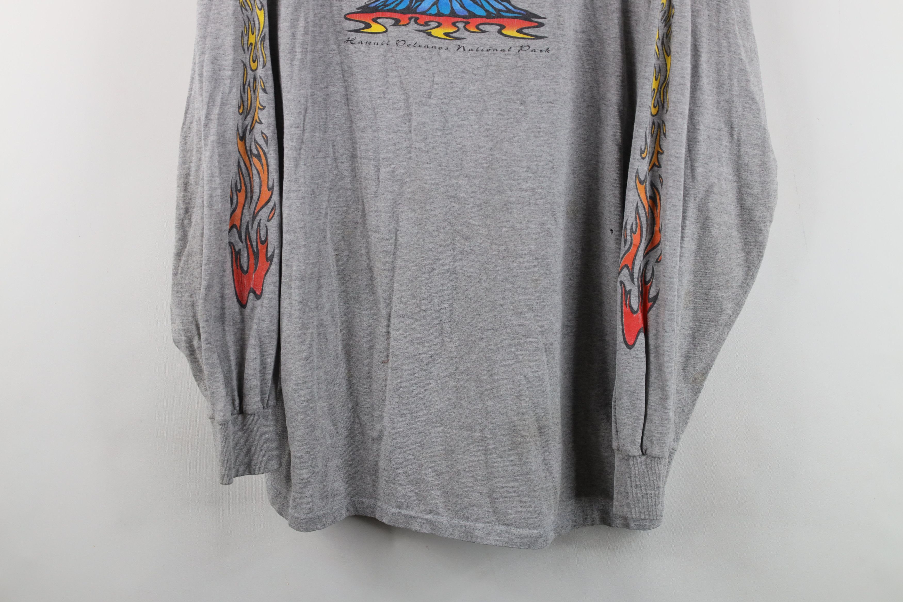 Vintage Vintage 90s Streetwear Flames Hawaii Volcanos T-Shirt USA Size US L / EU 52-54 / 3 - 3 Thumbnail